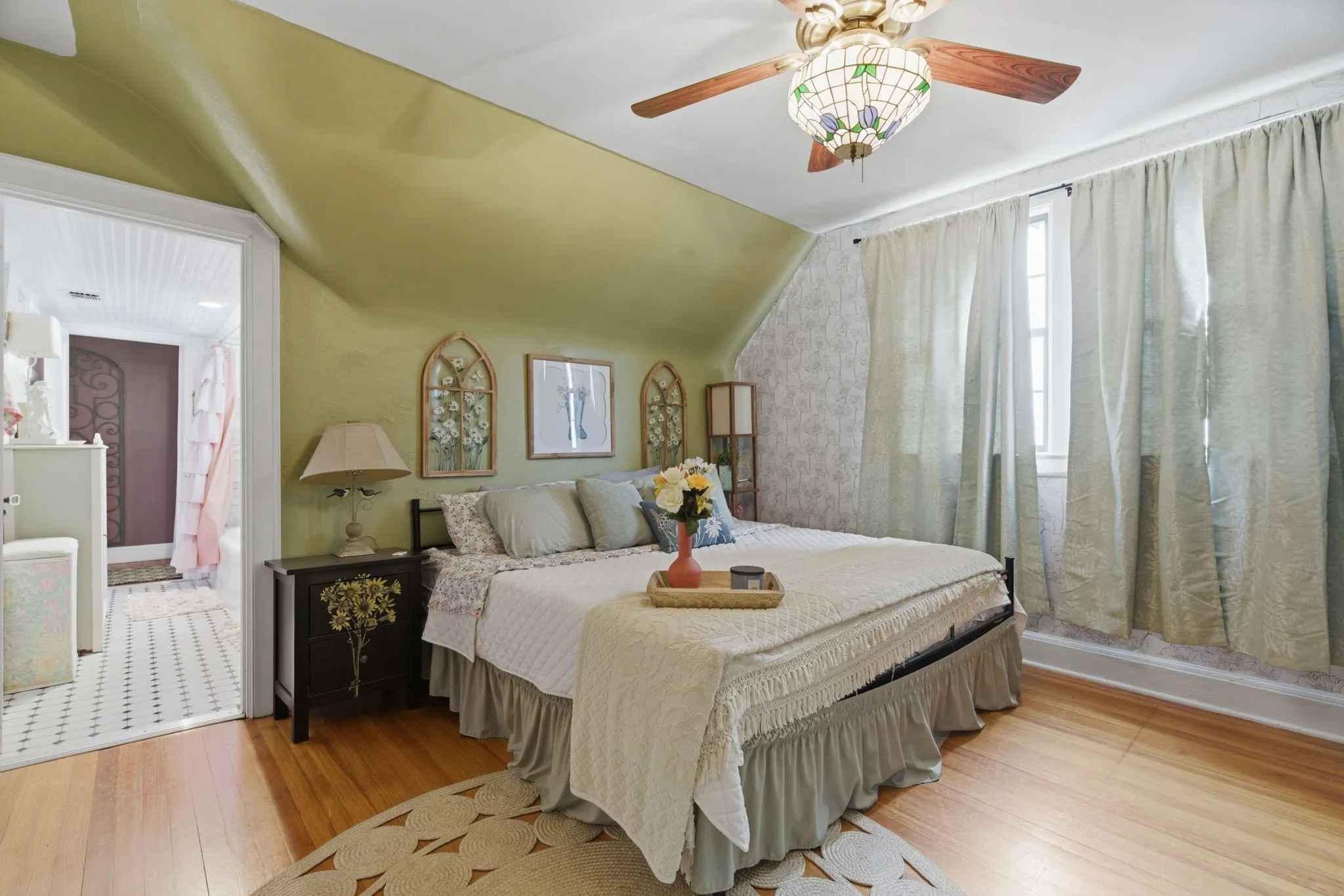 Single Family Residence For Sale in Eastland County , 514 S Dixie Street, Eastland, Texas 76448, 4 Bedrooms, 4 Bathrooms, 2 Garage spaces, 3,409 Sqft, built in 1920, Preowned, Price $399,999, mls#21256217, Real Estate Agent in Eastland, Homes For Sale in Eastland county, Homes For Sale in Eastland, Realtor in Eastland Texas, Real Estate Brokerage Independent Realty Texas, Luminita Cordes Realtor