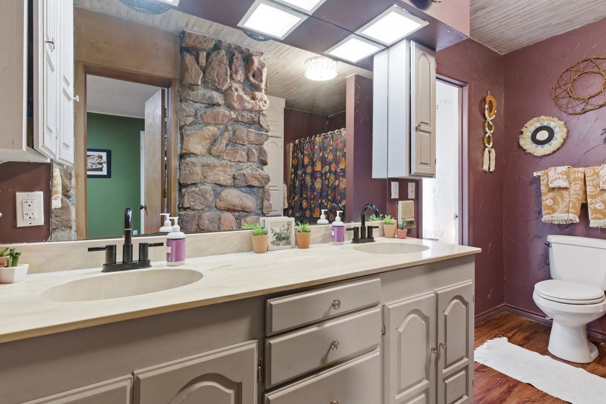 Single Family Residence For Sale in Eastland County , 514 S Dixie Street, Eastland, Texas 76448, 4 Bedrooms, 4 Bathrooms, 2 Garage spaces, 3,409 Sqft, built in 1920, Preowned, Price $399,999, mls#21256217, Real Estate Agent in Eastland, Homes For Sale in Eastland county, Homes For Sale in Eastland, Realtor in Eastland Texas, Real Estate Brokerage Independent Realty Texas, Luminita Cordes Realtor