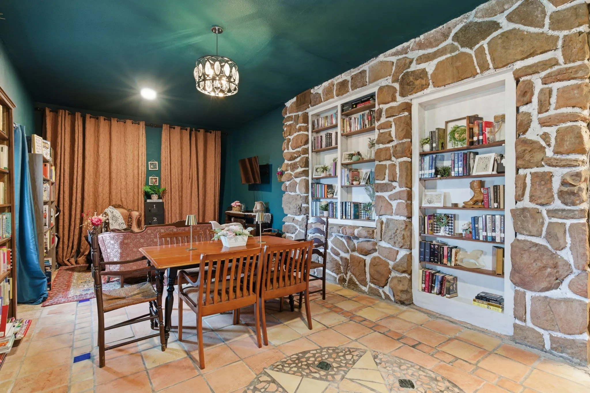 Single Family Residence For Sale in Eastland County , 514 S Dixie Street, Eastland, Texas 76448, 4 Bedrooms, 4 Bathrooms, 2 Garage spaces, 3,409 Sqft, built in 1920, Preowned, Price $399,999, mls#21256217, Real Estate Agent in Eastland, Homes For Sale in Eastland county, Homes For Sale in Eastland, Realtor in Eastland Texas, Real Estate Brokerage Independent Realty Texas, Luminita Cordes Realtor