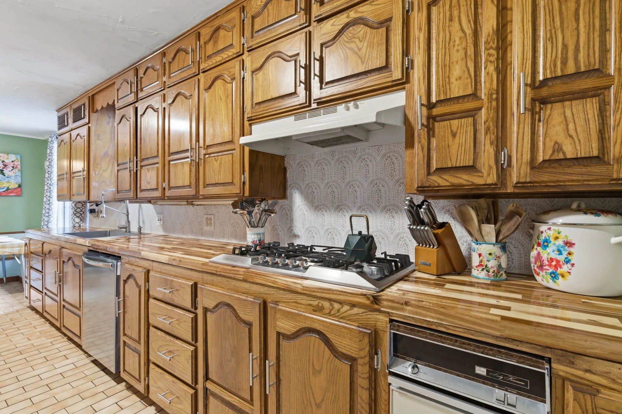 Single Family Residence For Sale in Eastland County , 514 S Dixie Street, Eastland, Texas 76448, 4 Bedrooms, 4 Bathrooms, 2 Garage spaces, 3,409 Sqft, built in 1920, Preowned, Price $399,999, mls#21256217, Real Estate Agent in Eastland, Homes For Sale in Eastland county, Homes For Sale in Eastland, Realtor in Eastland Texas, Real Estate Brokerage Independent Realty Texas, Luminita Cordes Realtor