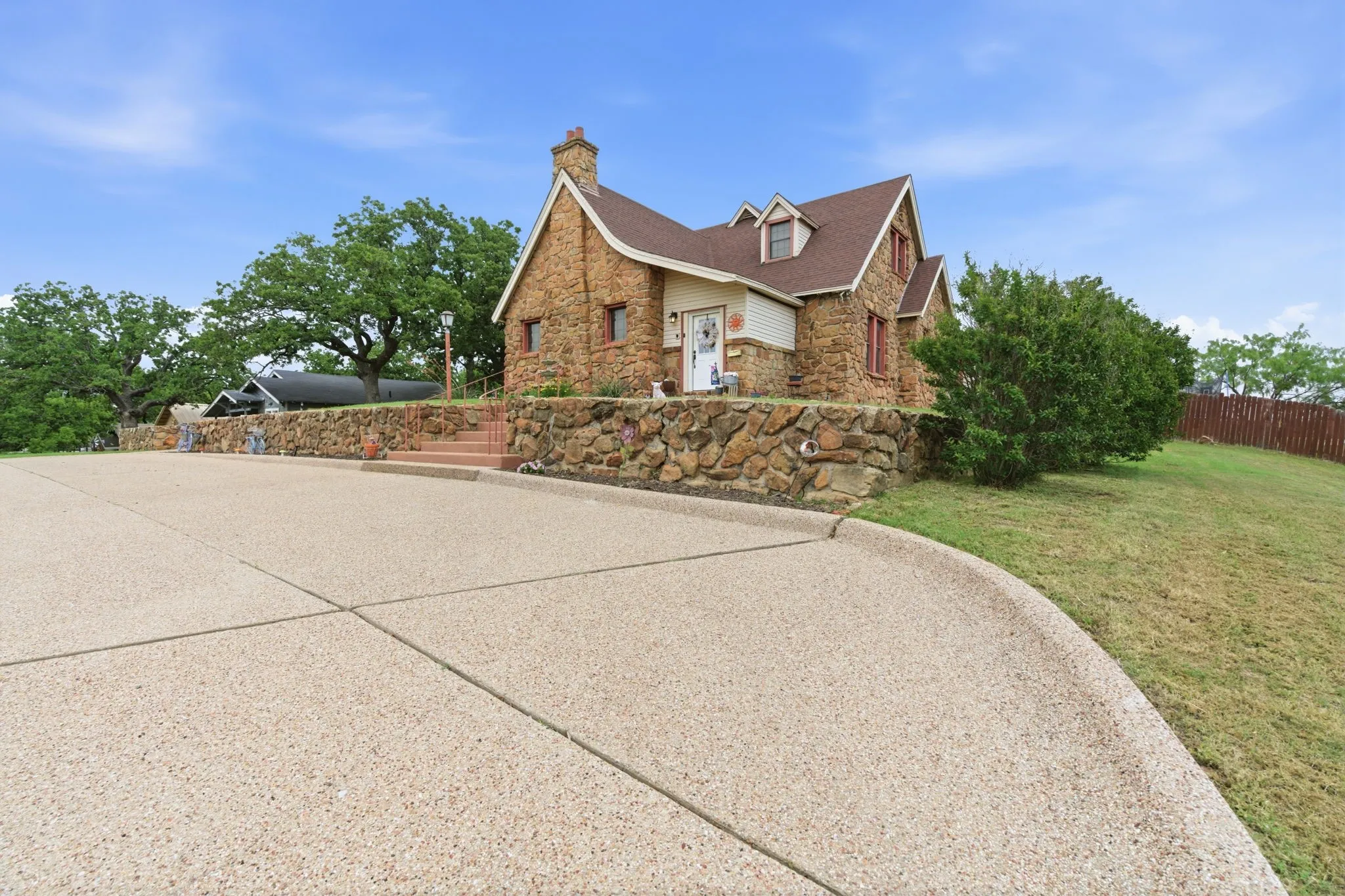 Single Family Residence For Sale in Eastland County , 514 S Dixie Street, Eastland, Texas 76448, 4 Bedrooms, 4 Bathrooms, 2 Garage spaces, 3,409 Sqft, built in 1920, Preowned, Price $399,999, mls#21256217, Real Estate Agent in Eastland, Homes For Sale in Eastland county, Homes For Sale in Eastland, Realtor in Eastland Texas, Real Estate Brokerage Independent Realty Texas, Luminita Cordes Realtor