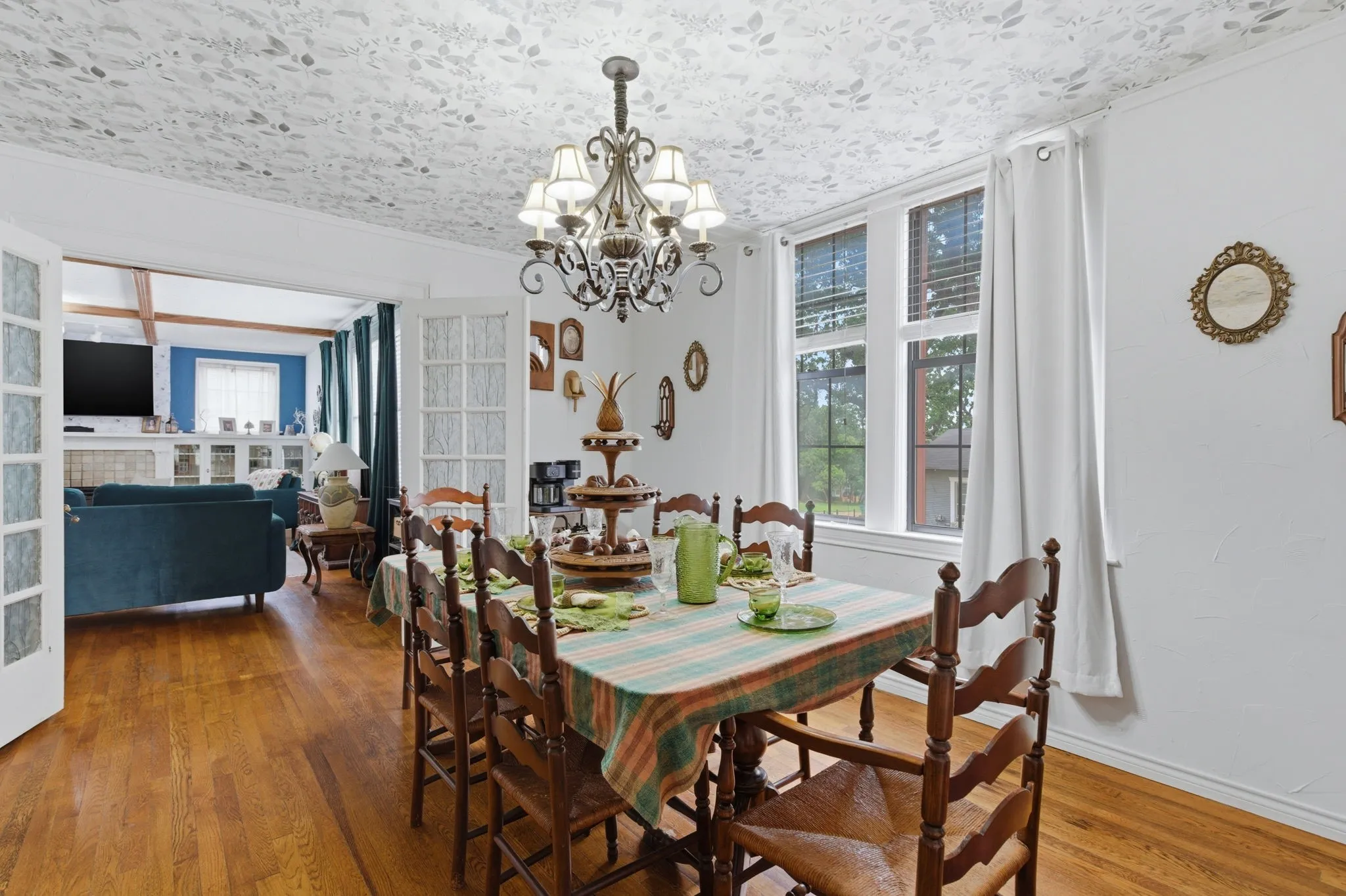 Single Family Residence For Sale in Eastland County , 514 S Dixie Street, Eastland, Texas 76448, 4 Bedrooms, 4 Bathrooms, 2 Garage spaces, 3,409 Sqft, built in 1920, Preowned, Price $399,999, mls#21256217, Real Estate Agent in Eastland, Homes For Sale in Eastland county, Homes For Sale in Eastland, Realtor in Eastland Texas, Real Estate Brokerage Independent Realty Texas, Luminita Cordes Realtor
