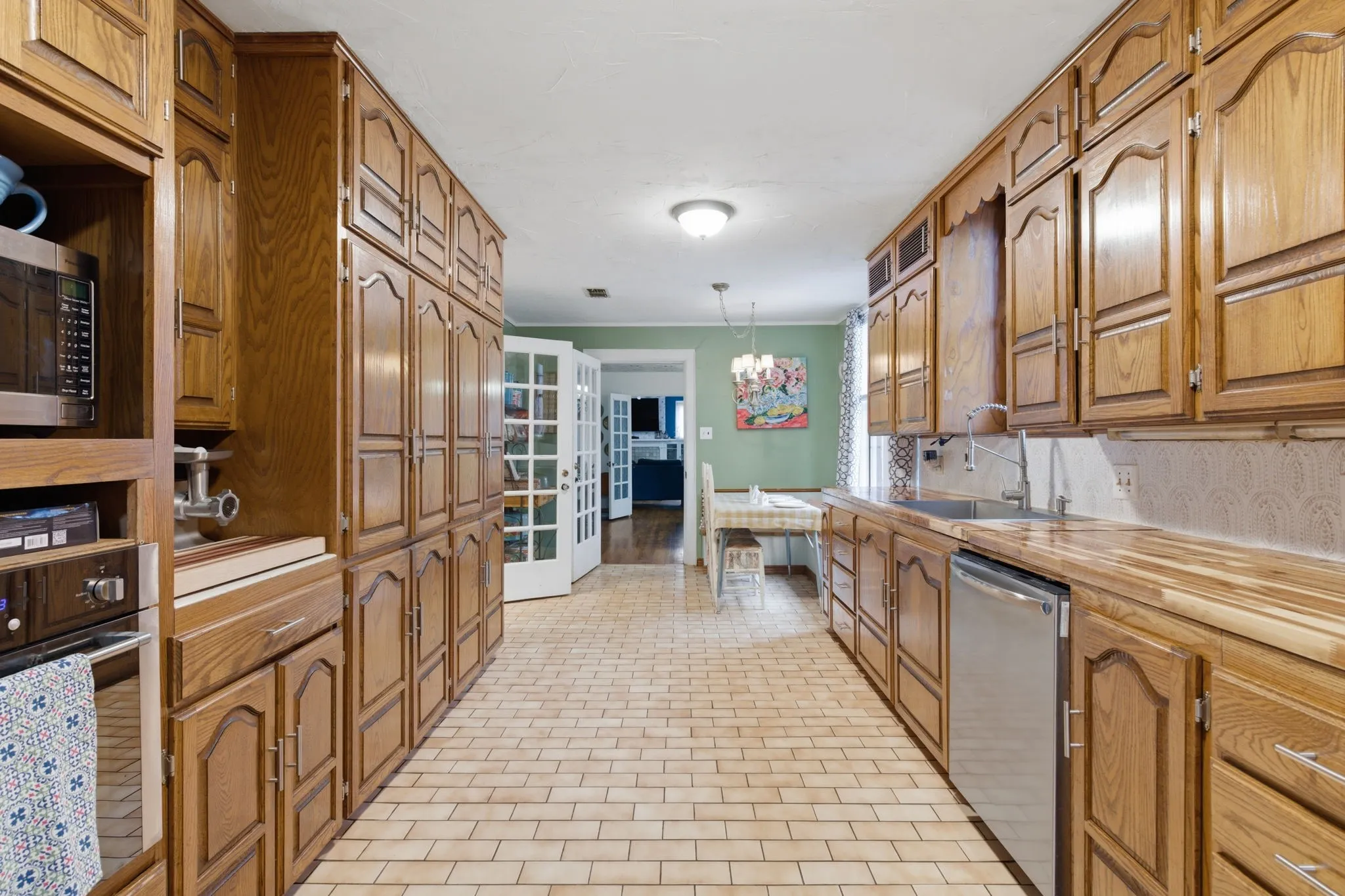Single Family Residence For Sale in Eastland County , 514 S Dixie Street, Eastland, Texas 76448, 4 Bedrooms, 4 Bathrooms, 2 Garage spaces, 3,409 Sqft, built in 1920, Preowned, Price $399,999, mls#21256217, Real Estate Agent in Eastland, Homes For Sale in Eastland county, Homes For Sale in Eastland, Realtor in Eastland Texas, Real Estate Brokerage Independent Realty Texas, Luminita Cordes Realtor