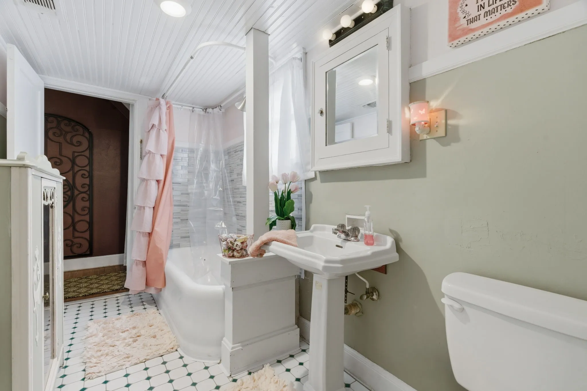 Single Family Residence For Sale in Eastland County , 514 S Dixie Street, Eastland, Texas 76448, 4 Bedrooms, 4 Bathrooms, 2 Garage spaces, 3,409 Sqft, built in 1920, Preowned, Price $399,999, mls#21256217, Real Estate Agent in Eastland, Homes For Sale in Eastland county, Homes For Sale in Eastland, Realtor in Eastland Texas, Real Estate Brokerage Independent Realty Texas, Luminita Cordes Realtor