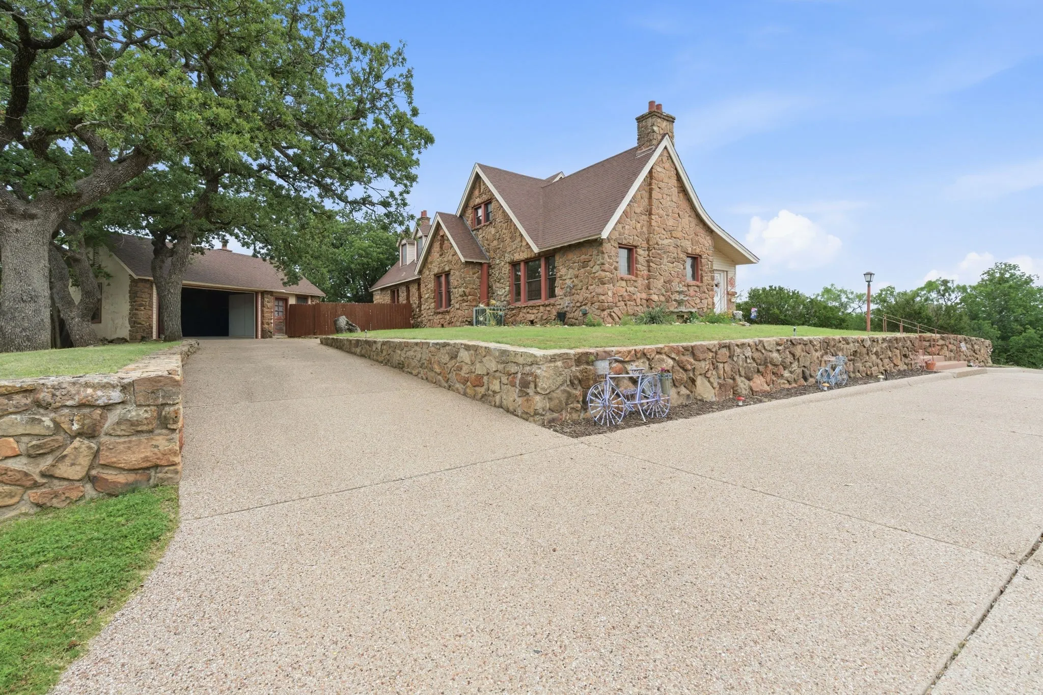 Single Family Residence For Sale in Eastland County , 514 S Dixie Street, Eastland, Texas 76448, 4 Bedrooms, 4 Bathrooms, 2 Garage spaces, 3,409 Sqft, built in 1920, Preowned, Price $399,999, mls#21256217, Real Estate Agent in Eastland, Homes For Sale in Eastland county, Homes For Sale in Eastland, Realtor in Eastland Texas, Real Estate Brokerage Independent Realty Texas, Luminita Cordes Realtor