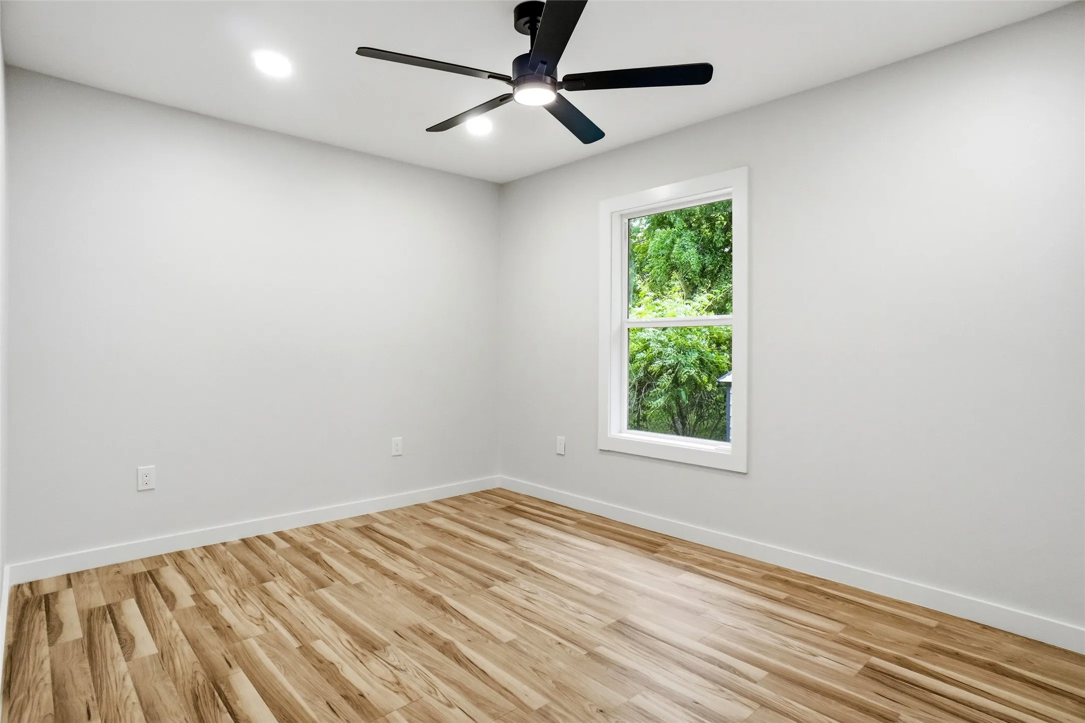 Single Family Residence For Sale in Dallas County , 317 S Walker Street, Mesquite, Texas 75149, 2 Bedroom, 2 Bathroom, Garage spaces, 986 Sqft, built in 1929, Preowned, mls#21250198, Real Estate Agent in Mesquite, Homes For Sale in Dallas county, Homes For Sale in Mesquite, Realtor in Mesquite Texas, Real Estate Brokerage Independent Realty Texas, Luminita Cordes Realtor