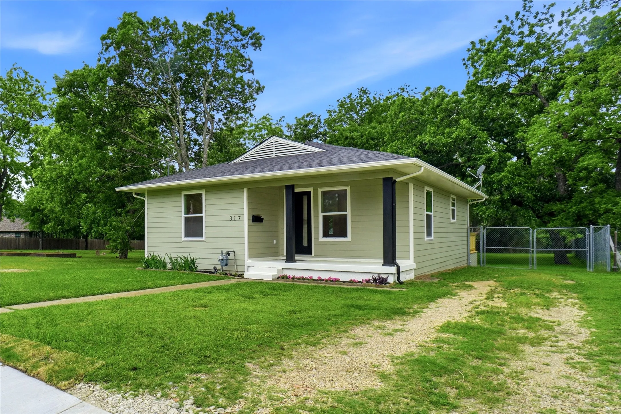 Single Family Residence For Sale in Dallas County , 317 S Walker Street, Mesquite, Texas 75149, 2 Bedroom, 2 Bathroom, Garage spaces, 986 Sqft, built in 1929, Preowned, mls#21250198, Real Estate Agent in Mesquite, Homes For Sale in Dallas county, Homes For Sale in Mesquite, Realtor in Mesquite Texas, Real Estate Brokerage Independent Realty Texas, Luminita Cordes Realtor