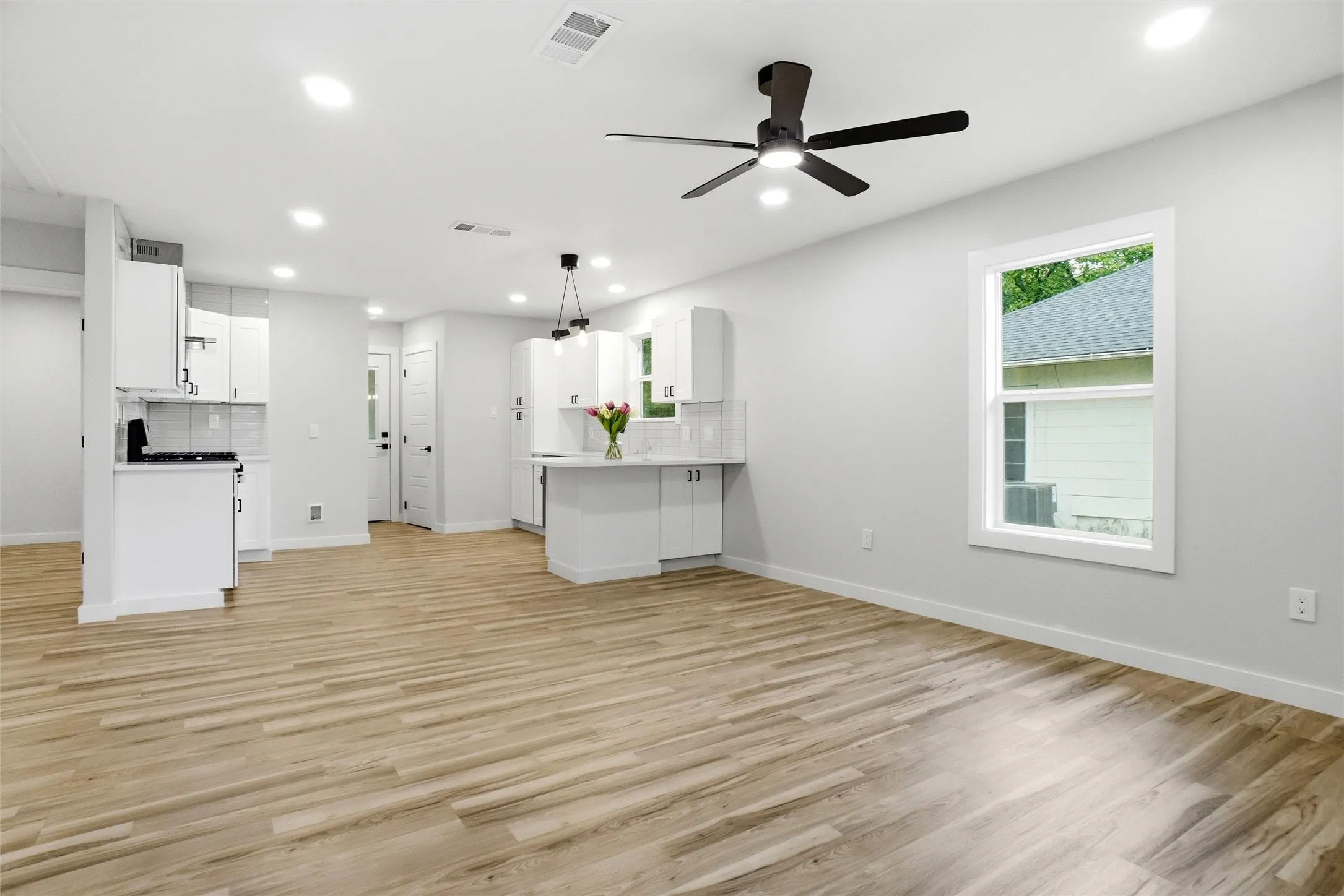 Single Family Residence For Sale in Dallas County , 317 S Walker Street, Mesquite, Texas 75149, 2 Bedroom, 2 Bathroom, Garage spaces, 986 Sqft, built in 1929, Preowned, mls#21250198, Real Estate Agent in Mesquite, Homes For Sale in Dallas county, Homes For Sale in Mesquite, Realtor in Mesquite Texas, Real Estate Brokerage Independent Realty Texas, Luminita Cordes Realtor