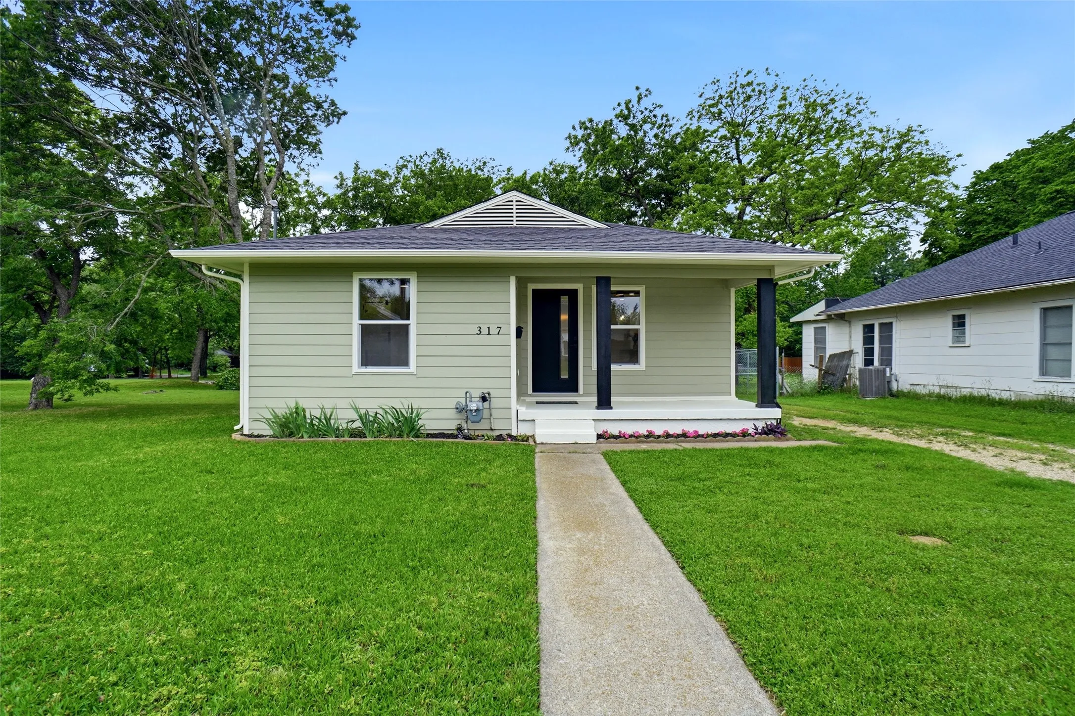 Single Family Residence For Sale in Dallas County , 317 S Walker Street, Mesquite, Texas 75149, 2 Bedroom, 2 Bathroom, Garage spaces, 986 Sqft, built in 1929, Preowned, mls#21250198, Real Estate Agent in Mesquite, Homes For Sale in Dallas county, Homes For Sale in Mesquite, Realtor in Mesquite Texas, Real Estate Brokerage Independent Realty Texas, Luminita Cordes Realtor