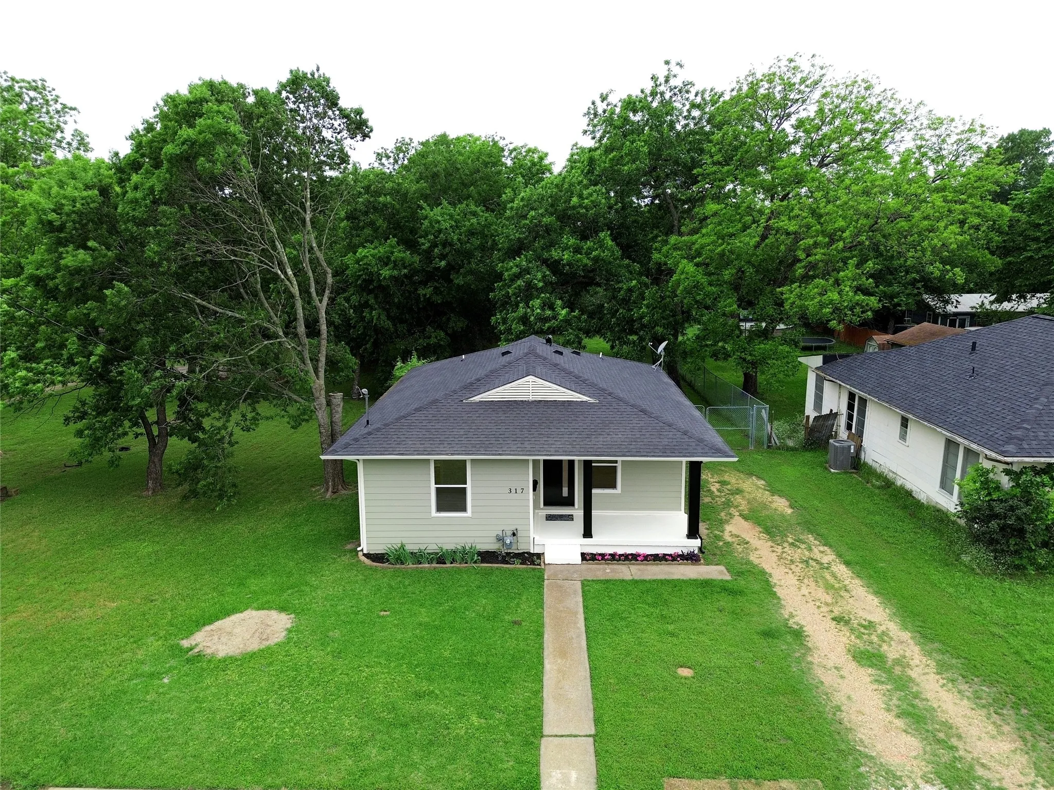 Single Family Residence For Sale in Dallas County , 317 S Walker Street, Mesquite, Texas 75149, 2 Bedroom, 2 Bathroom, Garage spaces, 986 Sqft, built in 1929, Preowned, mls#21250198, Real Estate Agent in Mesquite, Homes For Sale in Dallas county, Homes For Sale in Mesquite, Realtor in Mesquite Texas, Real Estate Brokerage Independent Realty Texas, Luminita Cordes Realtor