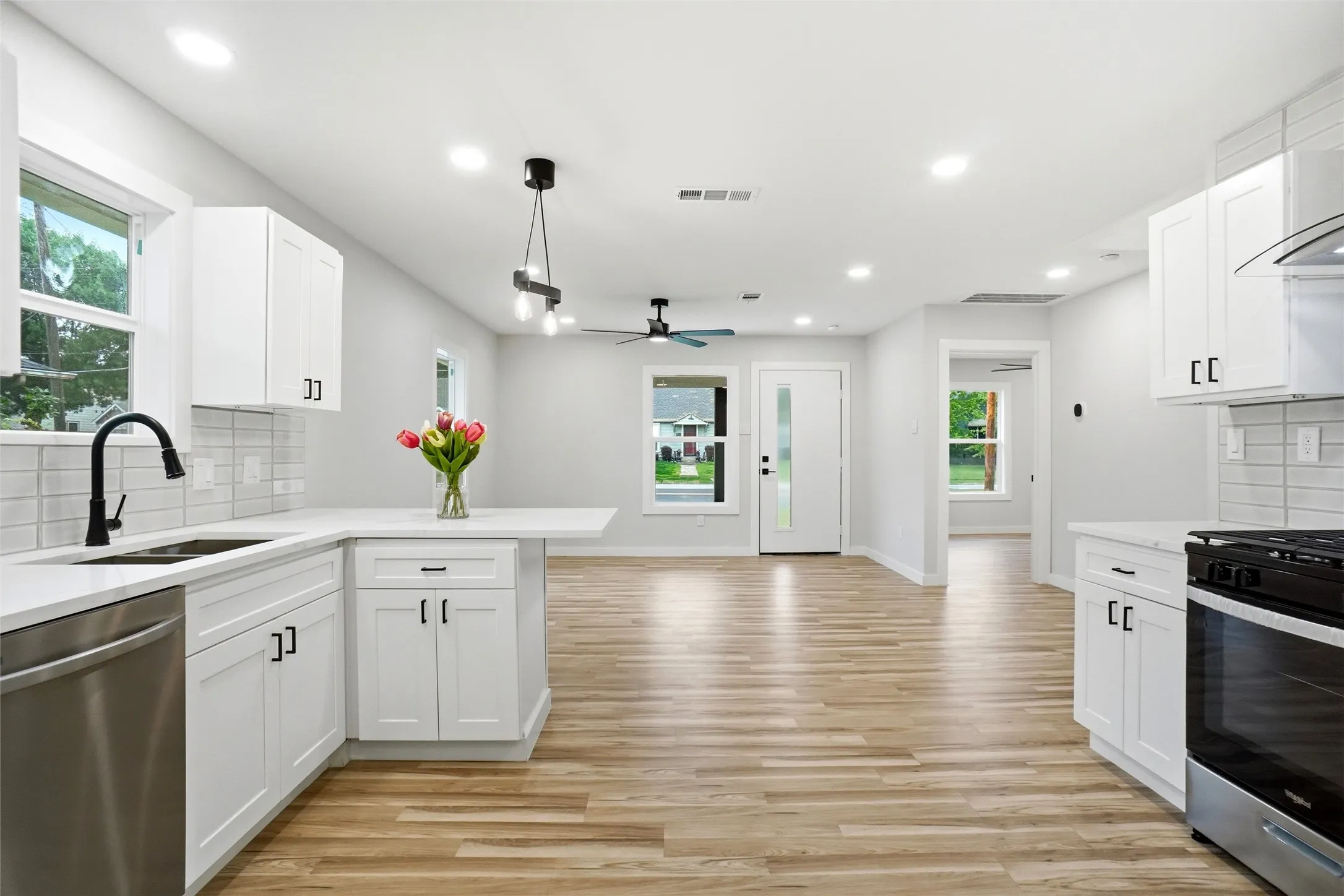 Single Family Residence For Sale in Dallas County , 317 S Walker Street, Mesquite, Texas 75149, 2 Bedroom, 2 Bathroom, Garage spaces, 986 Sqft, built in 1929, Preowned, mls#21250198, Real Estate Agent in Mesquite, Homes For Sale in Dallas county, Homes For Sale in Mesquite, Realtor in Mesquite Texas, Real Estate Brokerage Independent Realty Texas, Luminita Cordes Realtor