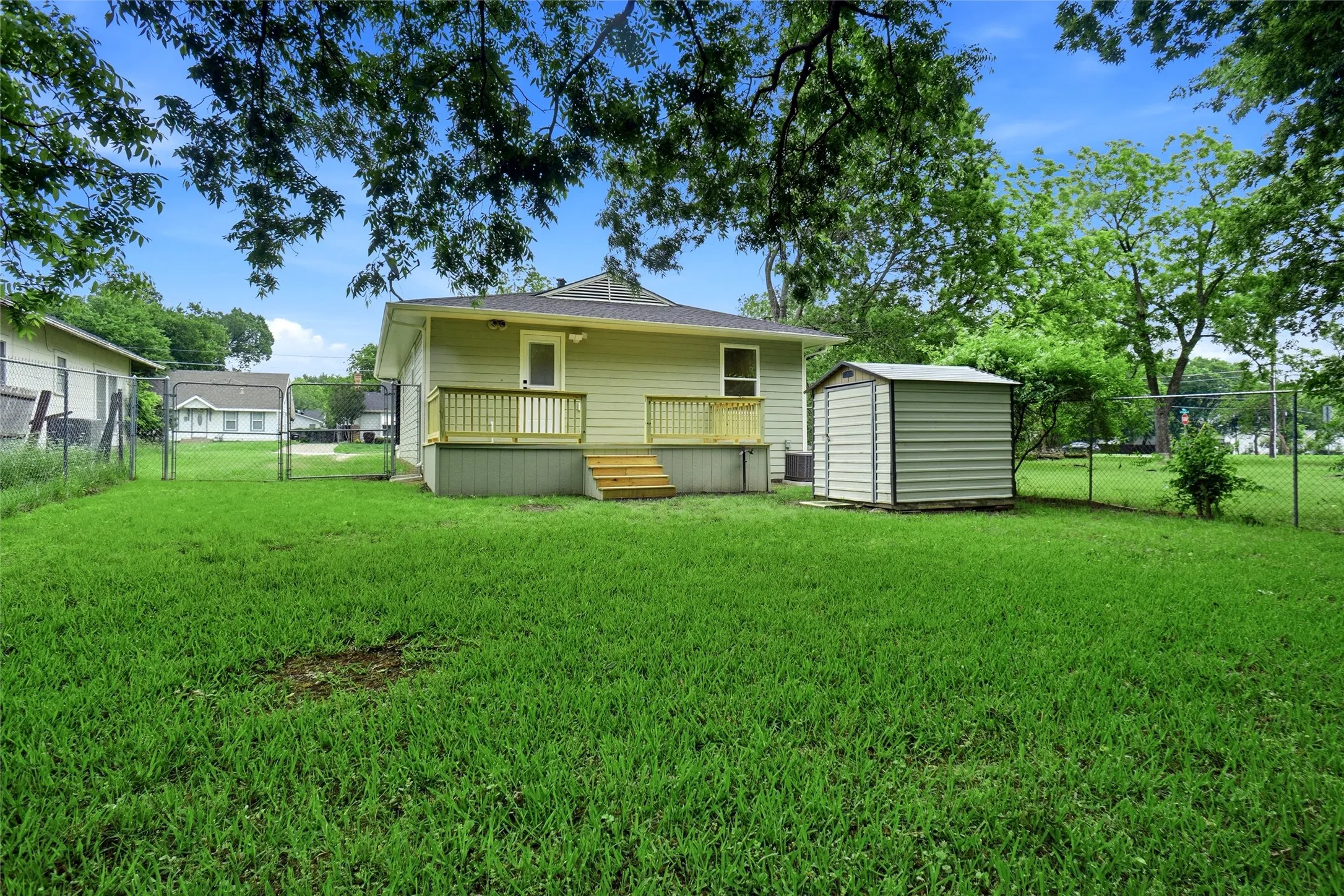 Single Family Residence For Sale in Dallas County , 317 S Walker Street, Mesquite, Texas 75149, 2 Bedroom, 2 Bathroom, Garage spaces, 986 Sqft, built in 1929, Preowned, mls#21250198, Real Estate Agent in Mesquite, Homes For Sale in Dallas county, Homes For Sale in Mesquite, Realtor in Mesquite Texas, Real Estate Brokerage Independent Realty Texas, Luminita Cordes Realtor