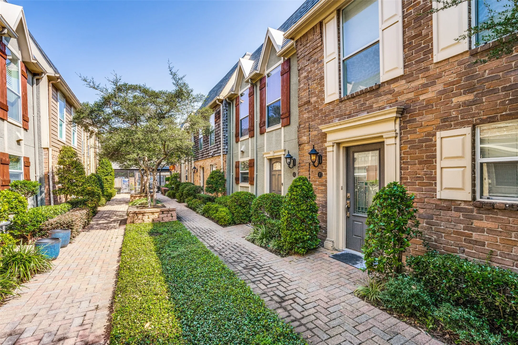 Gated boutique condo complex - North Oak Lawn