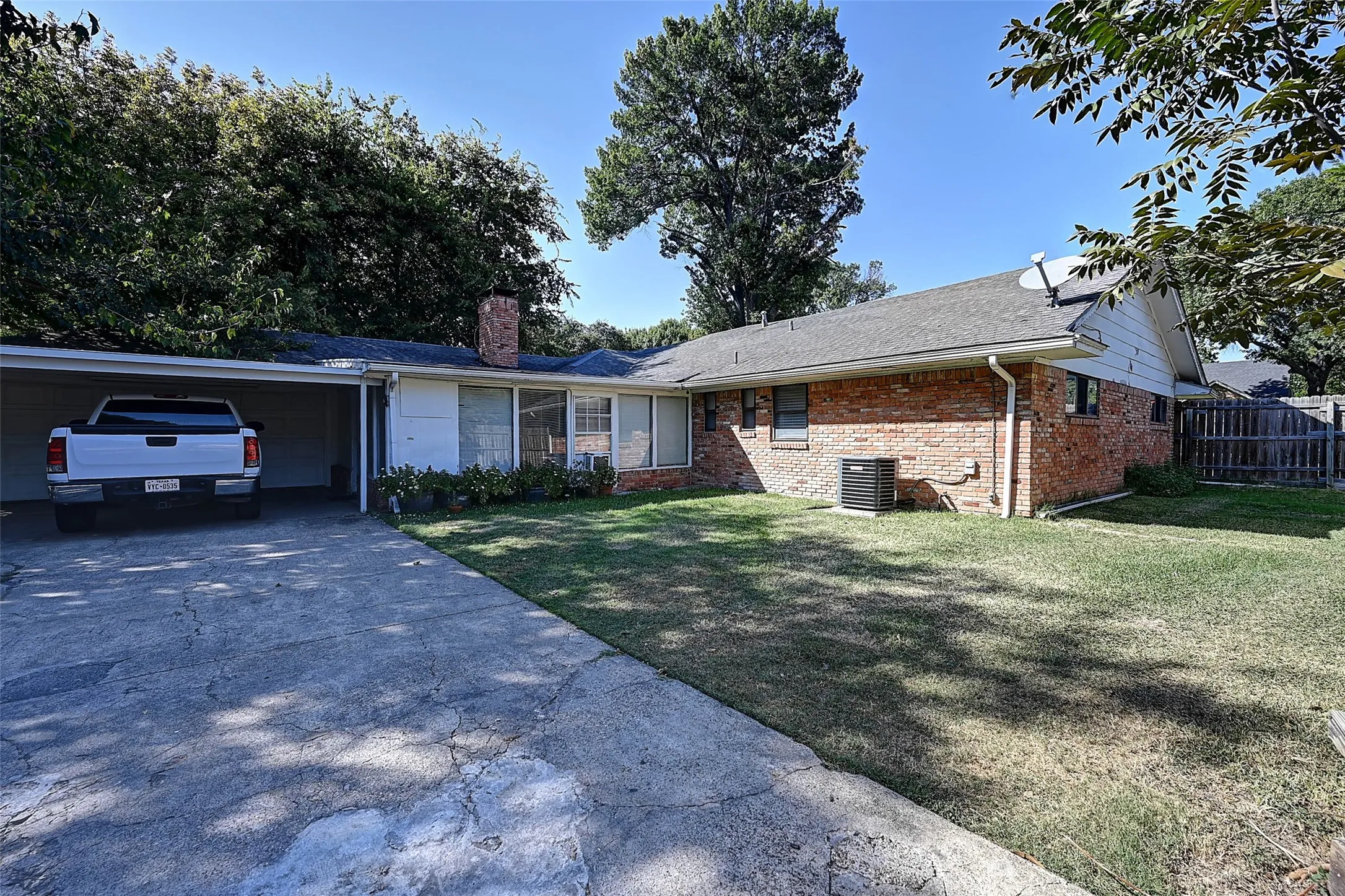 Single Family Residence For Sale in Dallas County , 3262 Camelot Drive, Dallas, Texas 75229, 4 Bedroom, 3 Bathroom, 2 Garage spaces, 2,292 Sqft, built in 1960, Preowned, mls#21241072, Real Estate Agent in Dallas, Homes For Sale in Dallas county, Homes For Sale in Dallas, Realtor in Dallas Texas, Real Estate Brokerage Independent Realty Texas, Luminita Cordes Realtor