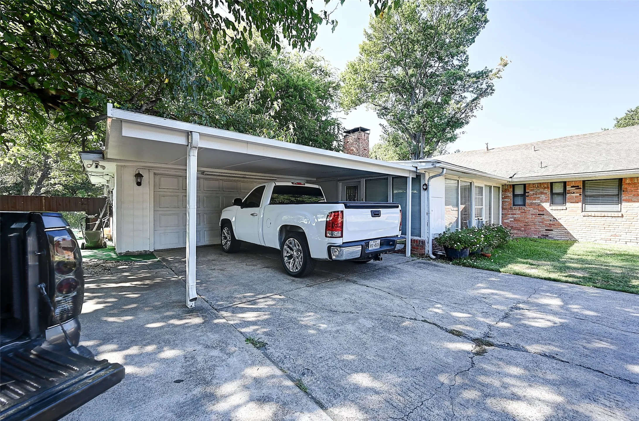 Single Family Residence For Sale in Dallas County , 3262 Camelot Drive, Dallas, Texas 75229, 4 Bedroom, 3 Bathroom, 2 Garage spaces, 2,292 Sqft, built in 1960, Preowned, mls#21241072, Real Estate Agent in Dallas, Homes For Sale in Dallas county, Homes For Sale in Dallas, Realtor in Dallas Texas, Real Estate Brokerage Independent Realty Texas, Luminita Cordes Realtor