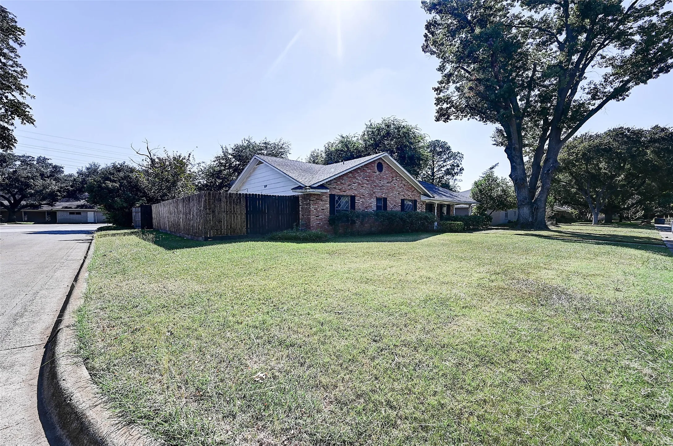 Single Family Residence For Sale in Dallas County , 3262 Camelot Drive, Dallas, Texas 75229, 4 Bedroom, 3 Bathroom, 2 Garage spaces, 2,292 Sqft, built in 1960, Preowned, mls#21241072, Real Estate Agent in Dallas, Homes For Sale in Dallas county, Homes For Sale in Dallas, Realtor in Dallas Texas, Real Estate Brokerage Independent Realty Texas, Luminita Cordes Realtor
