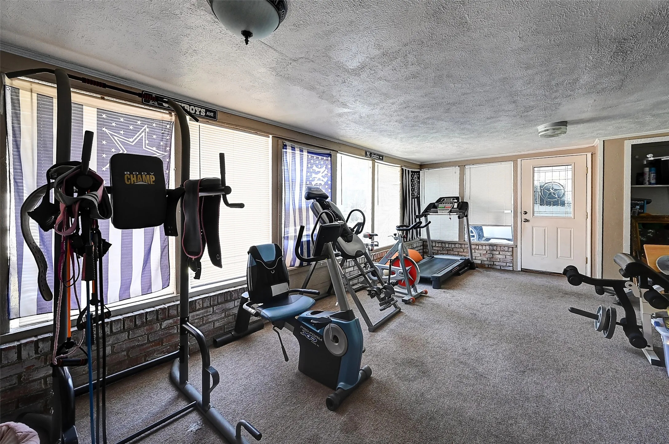 Single Family Residence For Sale in Dallas County , 3262 Camelot Drive, Dallas, Texas 75229, 4 Bedroom, 3 Bathroom, 2 Garage spaces, 2,292 Sqft, built in 1960, Preowned, mls#21241072, Real Estate Agent in Dallas, Homes For Sale in Dallas county, Homes For Sale in Dallas, Realtor in Dallas Texas, Real Estate Brokerage Independent Realty Texas, Luminita Cordes Realtor