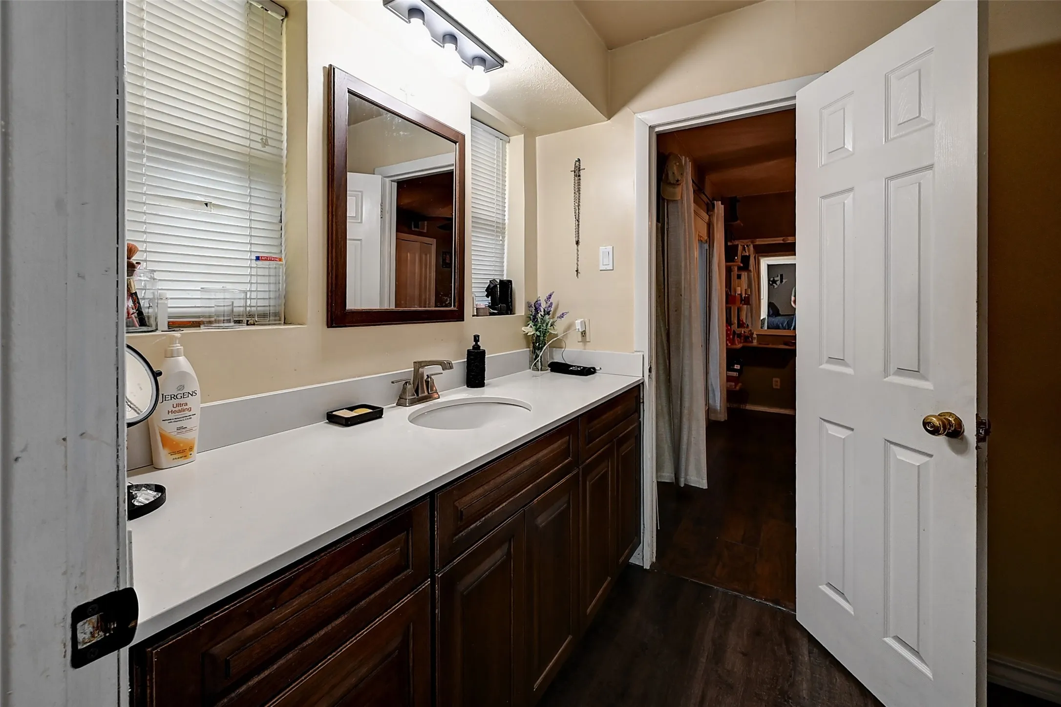 Single Family Residence For Sale in Dallas County , 3262 Camelot Drive, Dallas, Texas 75229, 4 Bedroom, 3 Bathroom, 2 Garage spaces, 2,292 Sqft, built in 1960, Preowned, mls#21241072, Real Estate Agent in Dallas, Homes For Sale in Dallas county, Homes For Sale in Dallas, Realtor in Dallas Texas, Real Estate Brokerage Independent Realty Texas, Luminita Cordes Realtor