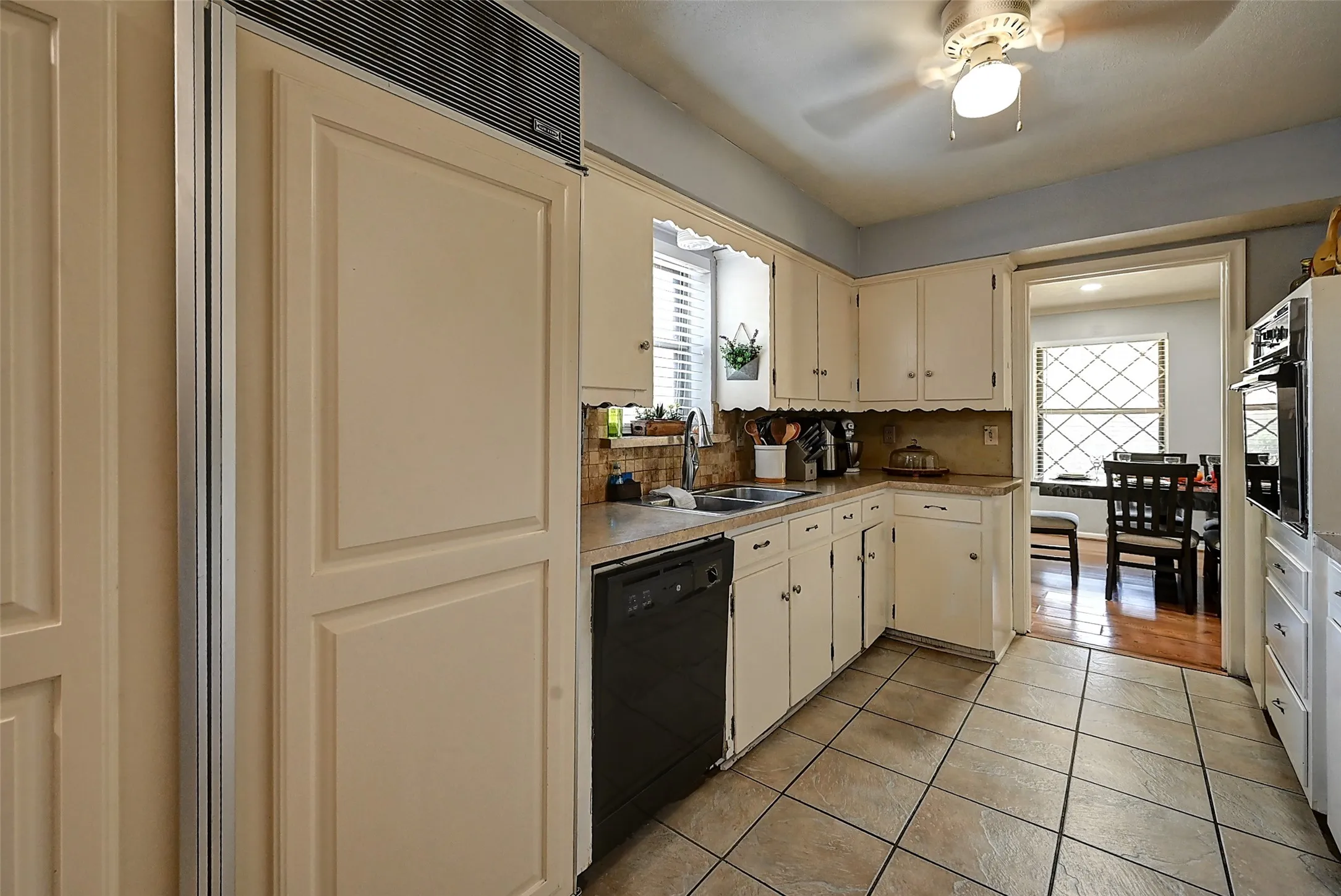 Single Family Residence For Sale in Dallas County , 3262 Camelot Drive, Dallas, Texas 75229, 4 Bedroom, 3 Bathroom, 2 Garage spaces, 2,292 Sqft, built in 1960, Preowned, mls#21241072, Real Estate Agent in Dallas, Homes For Sale in Dallas county, Homes For Sale in Dallas, Realtor in Dallas Texas, Real Estate Brokerage Independent Realty Texas, Luminita Cordes Realtor