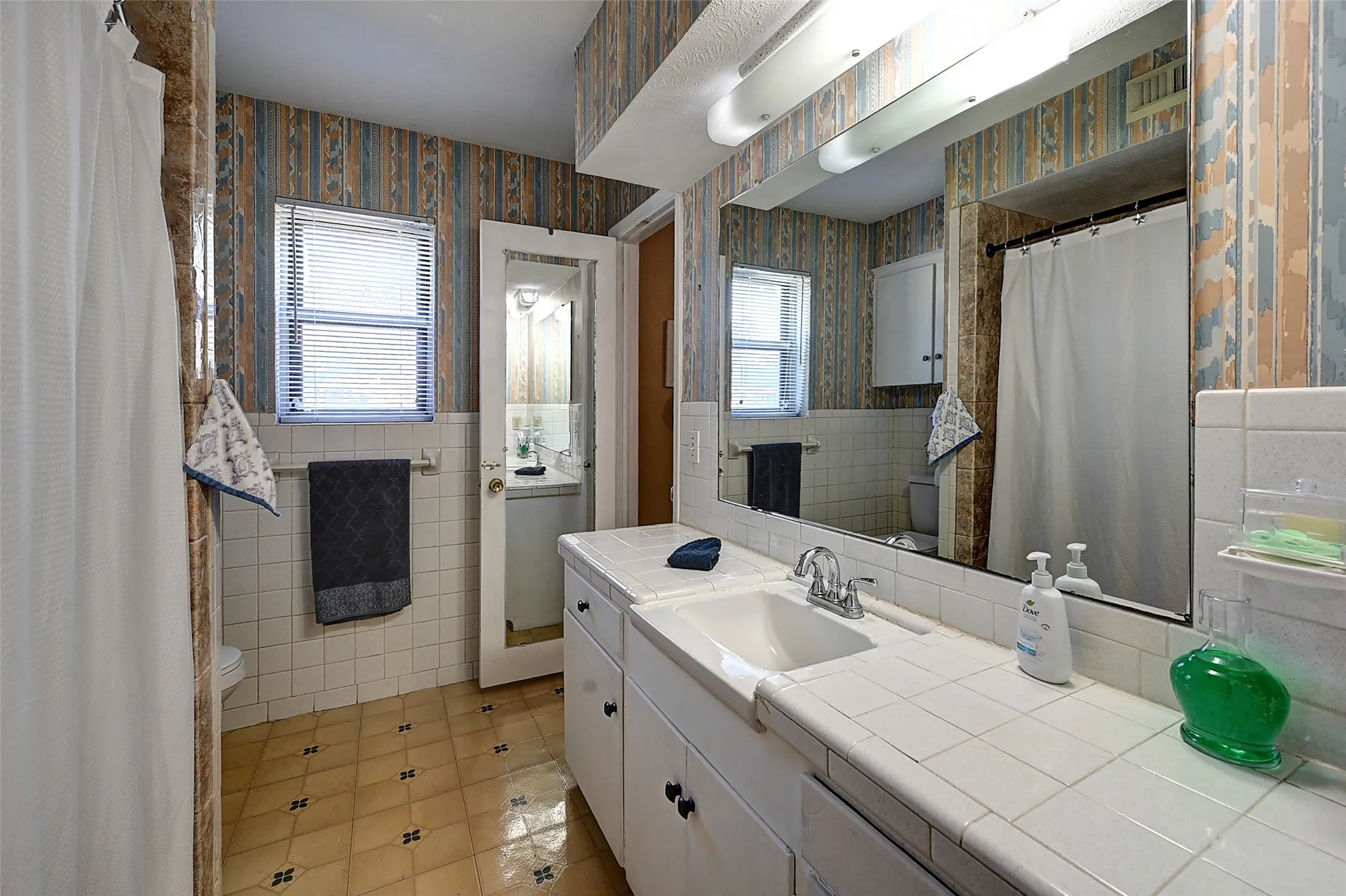 Single Family Residence For Sale in Dallas County , 3262 Camelot Drive, Dallas, Texas 75229, 4 Bedroom, 3 Bathroom, 2 Garage spaces, 2,292 Sqft, built in 1960, Preowned, mls#21241072, Real Estate Agent in Dallas, Homes For Sale in Dallas county, Homes For Sale in Dallas, Realtor in Dallas Texas, Real Estate Brokerage Independent Realty Texas, Luminita Cordes Realtor