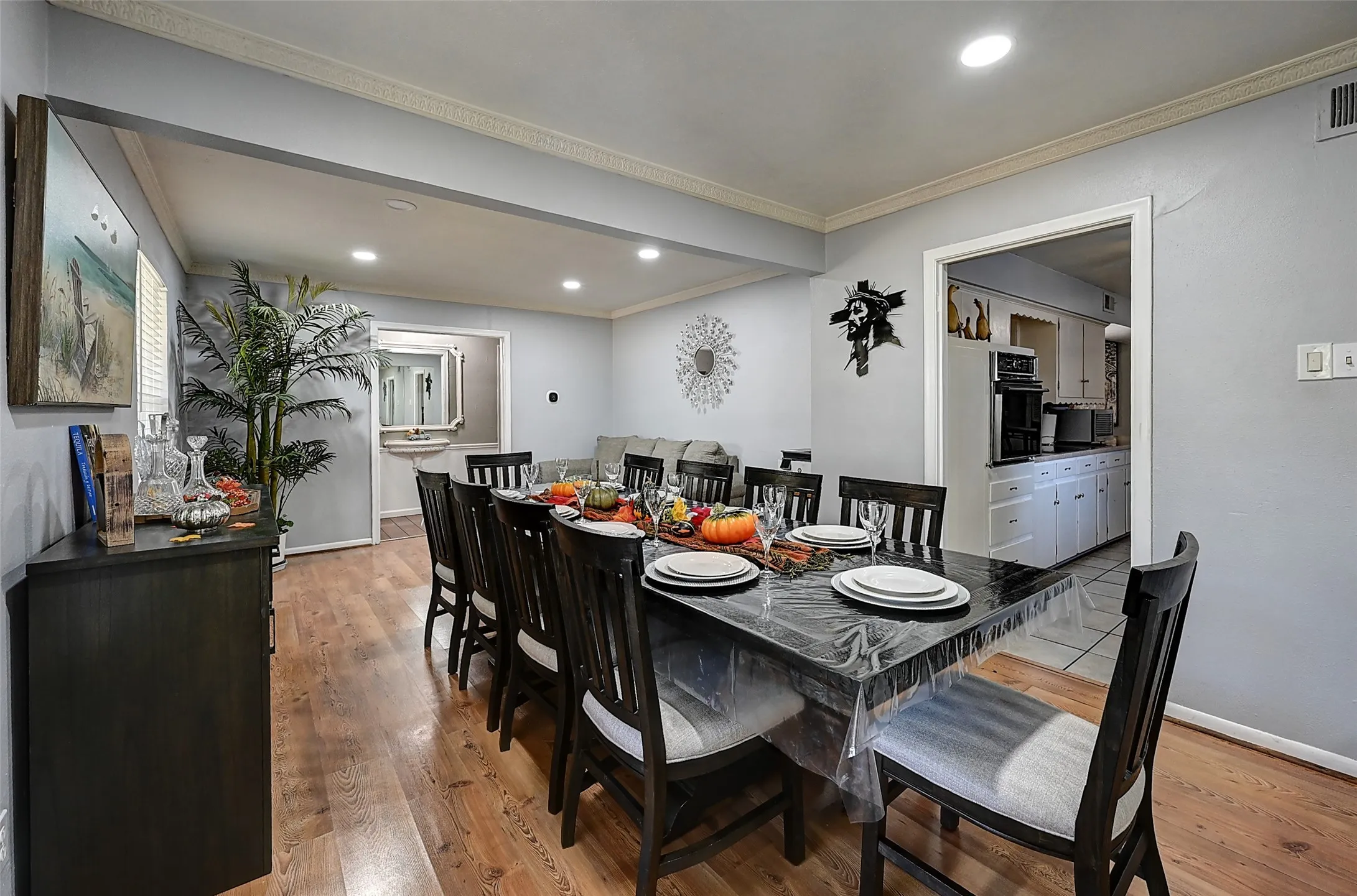 Single Family Residence For Sale in Dallas County , 3262 Camelot Drive, Dallas, Texas 75229, 4 Bedroom, 3 Bathroom, 2 Garage spaces, 2,292 Sqft, built in 1960, Preowned, mls#21241072, Real Estate Agent in Dallas, Homes For Sale in Dallas county, Homes For Sale in Dallas, Realtor in Dallas Texas, Real Estate Brokerage Independent Realty Texas, Luminita Cordes Realtor