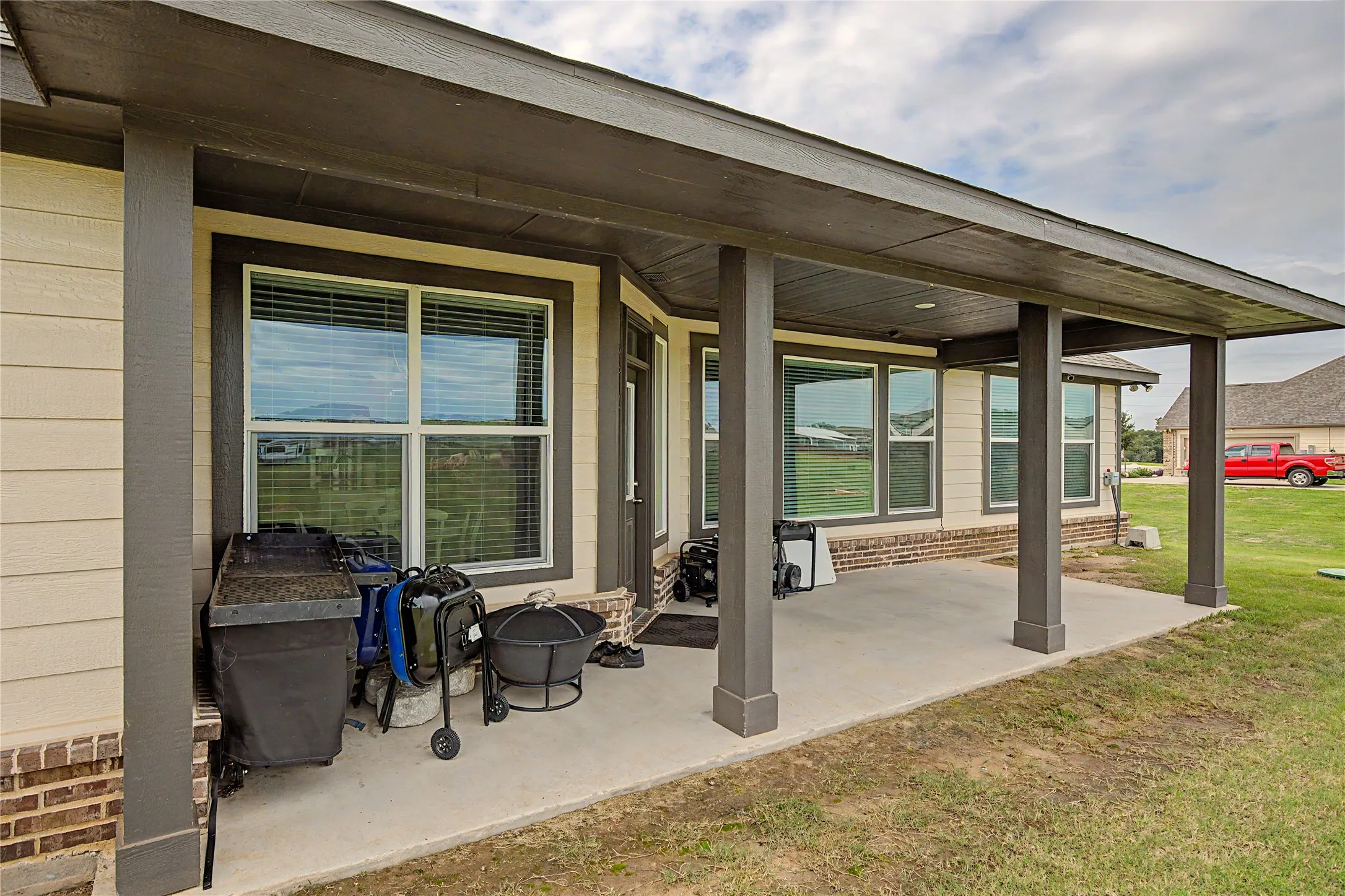Covered patio with concrete flooring
