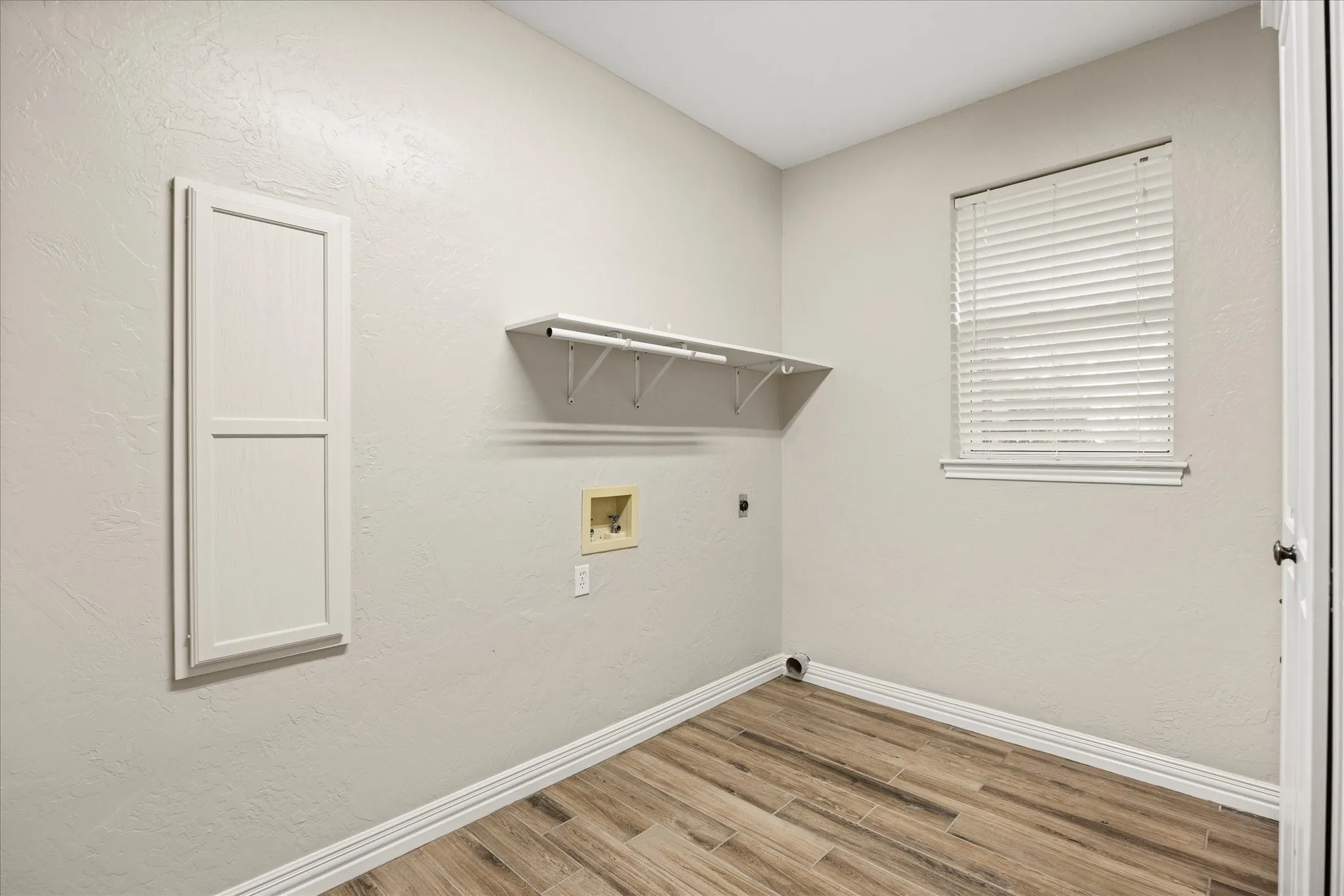 Single Family Residence For Sale in Hood County , 9616 Air Park Drive, Granbury, Texas 76049, 4 Bedroom, 3 Bathroom, 2 Garage spaces, 3,087 Sqft, built in 1994, Preowned, mls#21248474, Real Estate Agent in Granbury, Homes For Sale in Hood county, Homes For Sale in Granbury, Realtor in Granbury Texas, Real Estate Brokerage Independent Realty Texas, Luminita Cordes Realtor