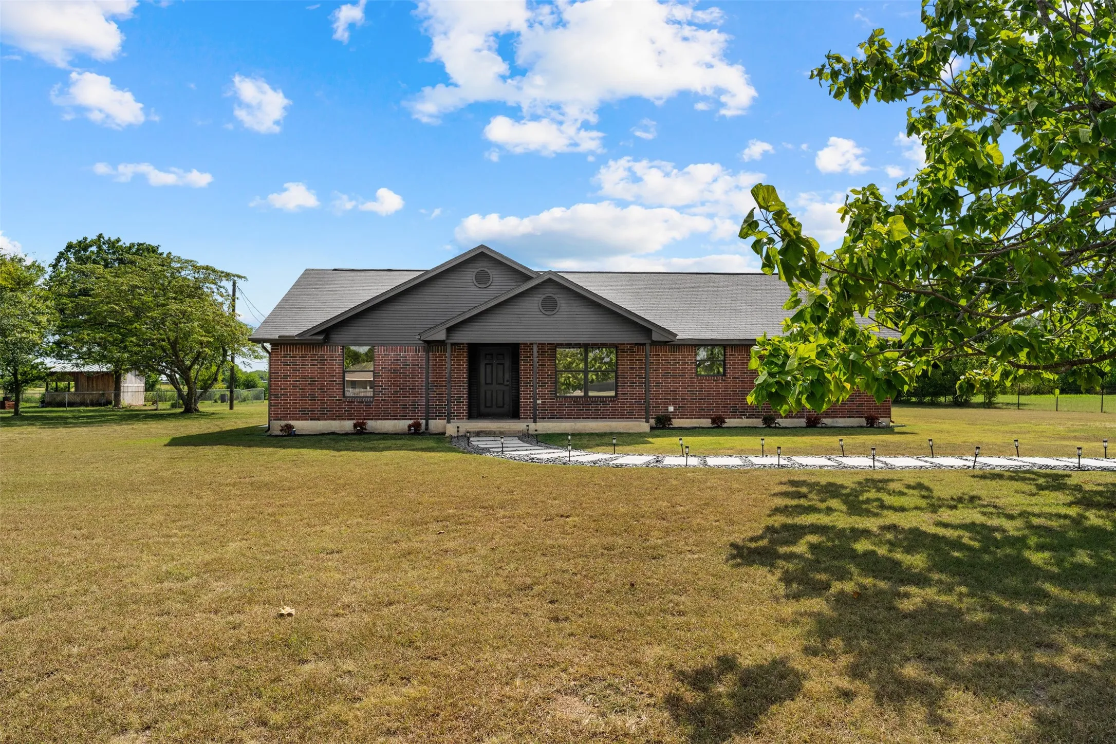 Single Family Residence For Sale in Mc Lennan County , 180 Woodard Lane, Bruceville, Texas 76630, 3 Bedroom, 2 Bathroom, Garage spaces, 1,927 Sqft, built in 1999, mls#21255536, Real Estate Agent in Bruceville, Homes For Sale in Mc Lennan county, Homes For Sale in Bruceville, Realtor in Bruceville Texas, Real Estate Brokerage Independent Realty Texas, Luminita Cordes Realtor