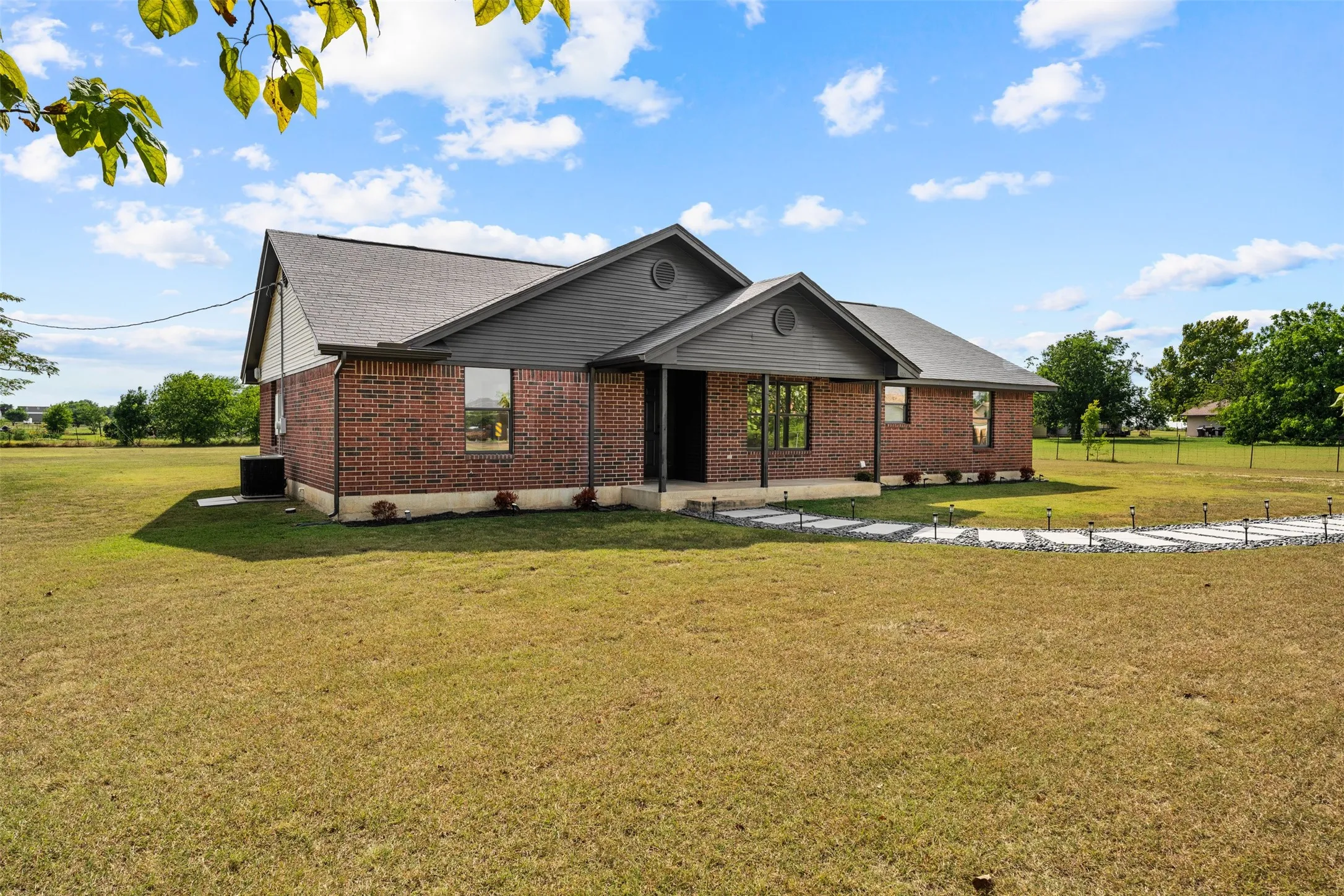 Single Family Residence For Sale in Mc Lennan County , 180 Woodard Lane, Bruceville, Texas 76630, 3 Bedroom, 2 Bathroom, Garage spaces, 1,927 Sqft, built in 1999, mls#21255536, Real Estate Agent in Bruceville, Homes For Sale in Mc Lennan county, Homes For Sale in Bruceville, Realtor in Bruceville Texas, Real Estate Brokerage Independent Realty Texas, Luminita Cordes Realtor
