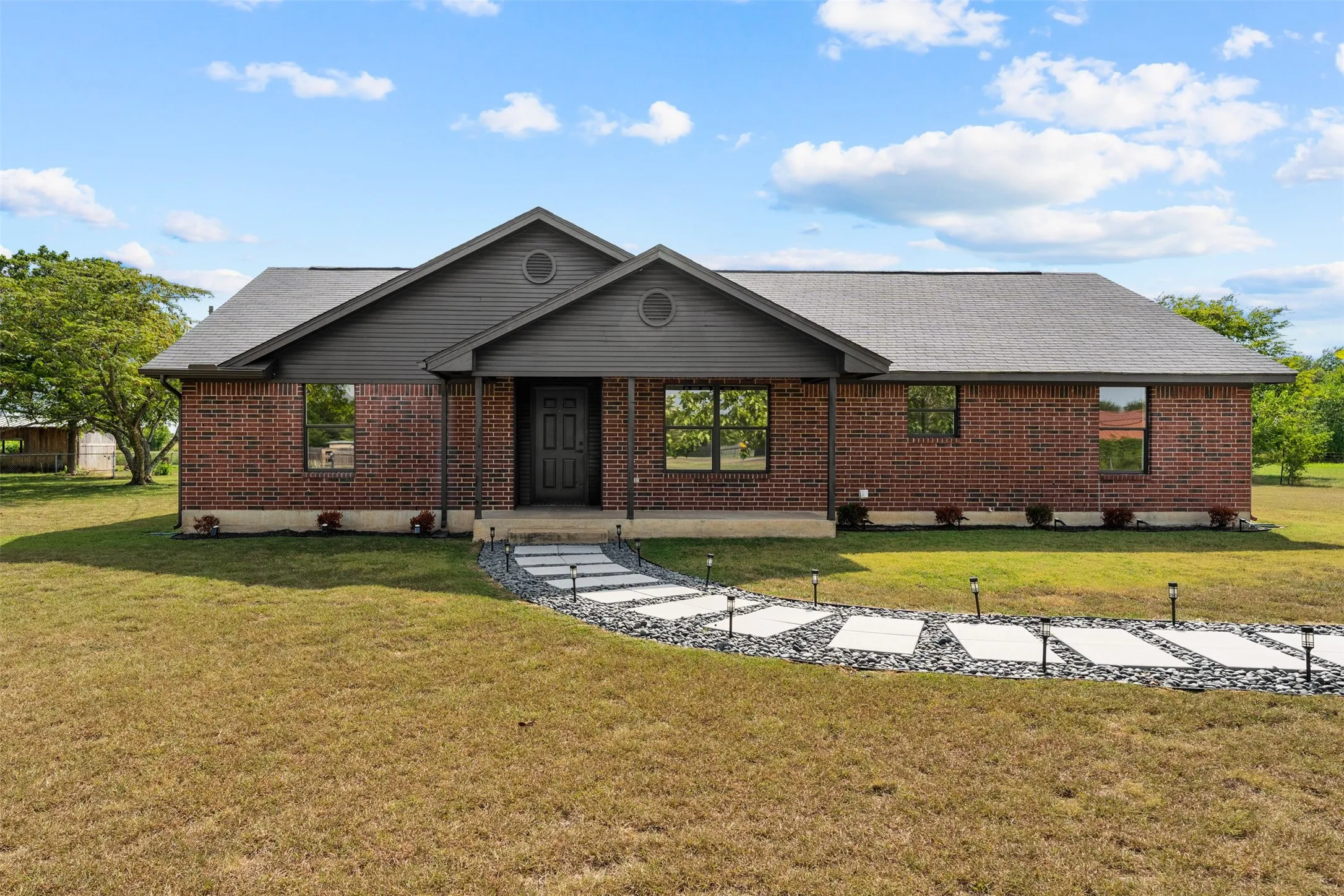 Single Family Residence For Sale in Mc Lennan County , 180 Woodard Lane, Bruceville, Texas 76630, 3 Bedroom, 2 Bathroom, Garage spaces, 1,927 Sqft, built in 1999, mls#21255536, Real Estate Agent in Bruceville, Homes For Sale in Mc Lennan county, Homes For Sale in Bruceville, Realtor in Bruceville Texas, Real Estate Brokerage Independent Realty Texas, Luminita Cordes Realtor