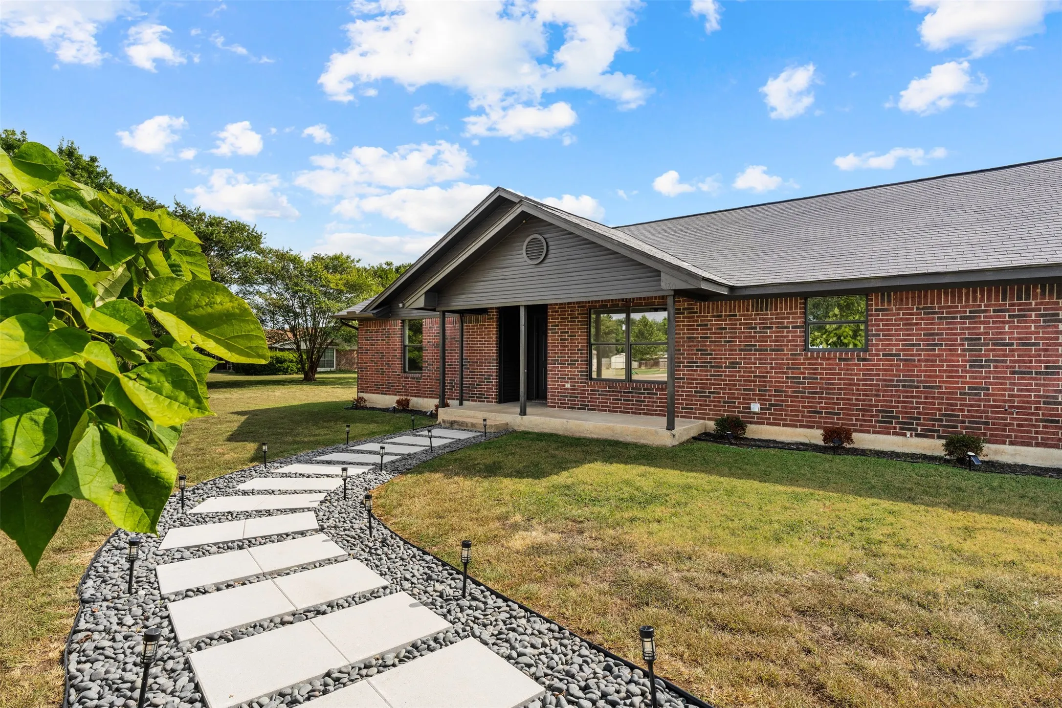 Single Family Residence For Sale in Mc Lennan County , 180 Woodard Lane, Bruceville, Texas 76630, 3 Bedroom, 2 Bathroom, Garage spaces, 1,927 Sqft, built in 1999, mls#21255536, Real Estate Agent in Bruceville, Homes For Sale in Mc Lennan county, Homes For Sale in Bruceville, Realtor in Bruceville Texas, Real Estate Brokerage Independent Realty Texas, Luminita Cordes Realtor