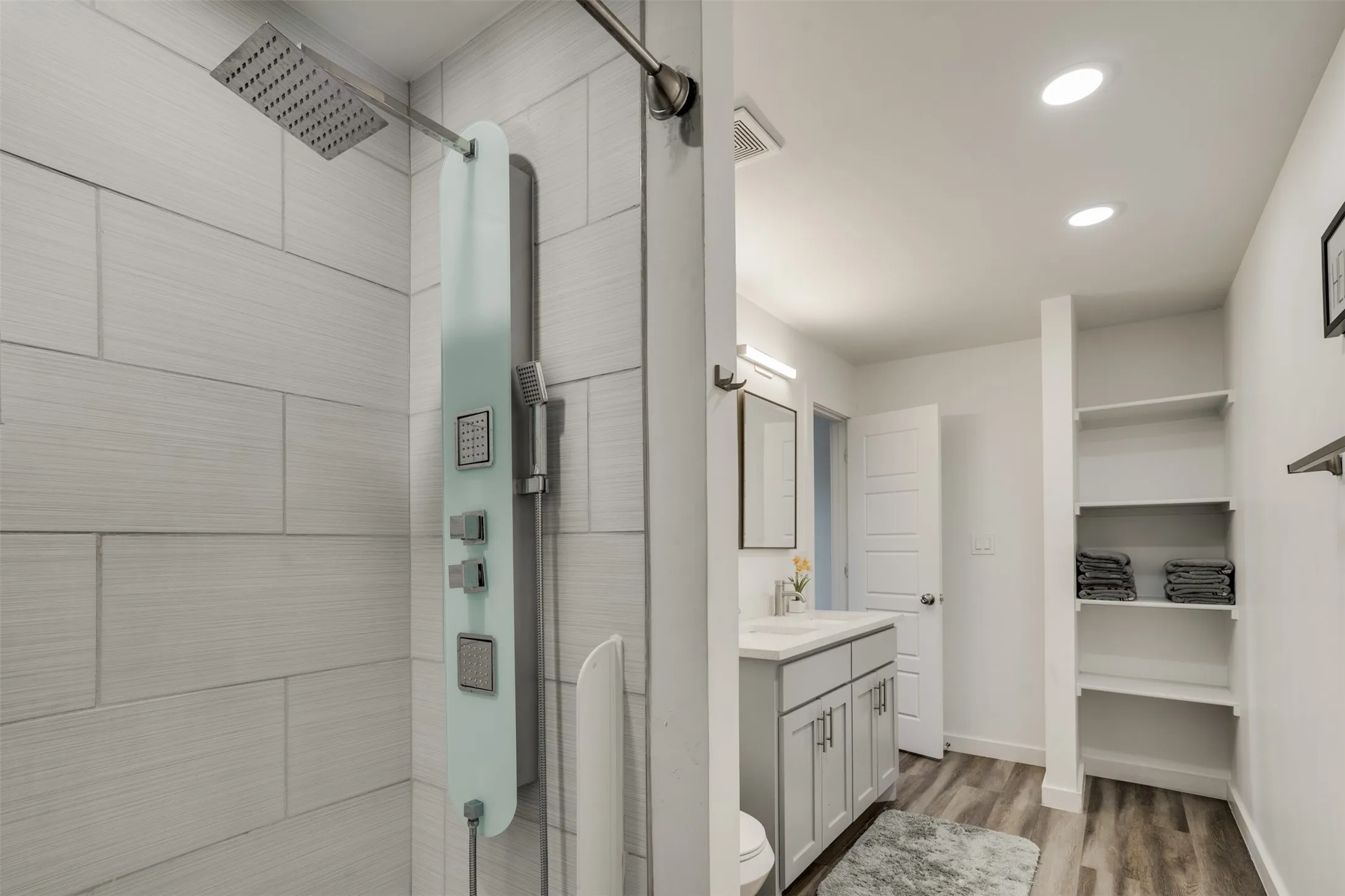 Upstairs full bath
