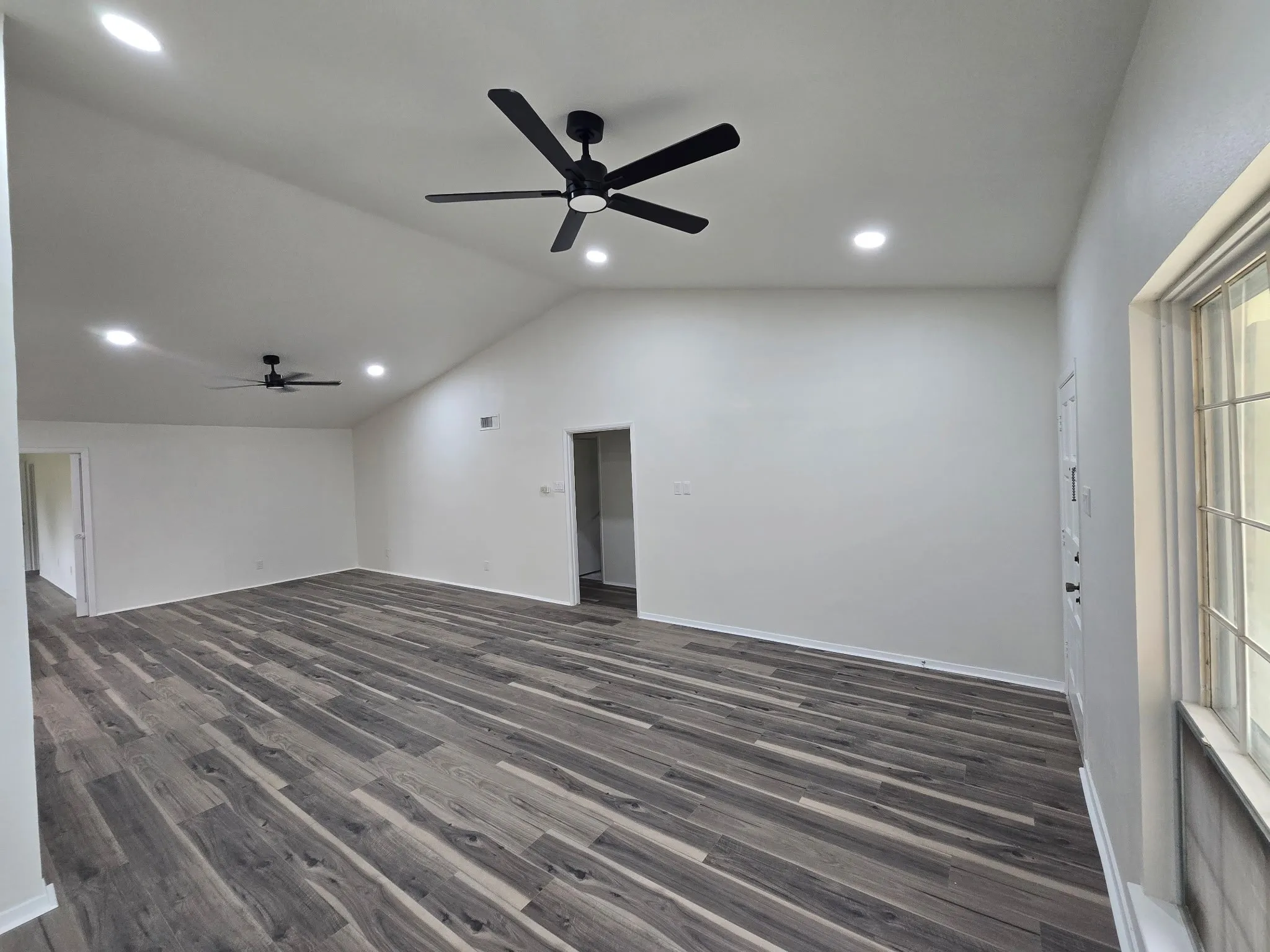 Single Family Residence For Sale in Dallas County , 614 W Grenoble Drive, Grand Prairie, Texas 75052, 5 Bedroom, 2 Bathroom, 2 Garage spaces, 2,226 Sqft, built in 1970, Preowned, mls#21256612, Real Estate Agent in Grand Prairie, Homes For Sale in Dallas county, Homes For Sale in Grand Prairie, Realtor in Grand Prairie Texas, Real Estate Brokerage Independent Realty Texas, Luminita Cordes Realtor