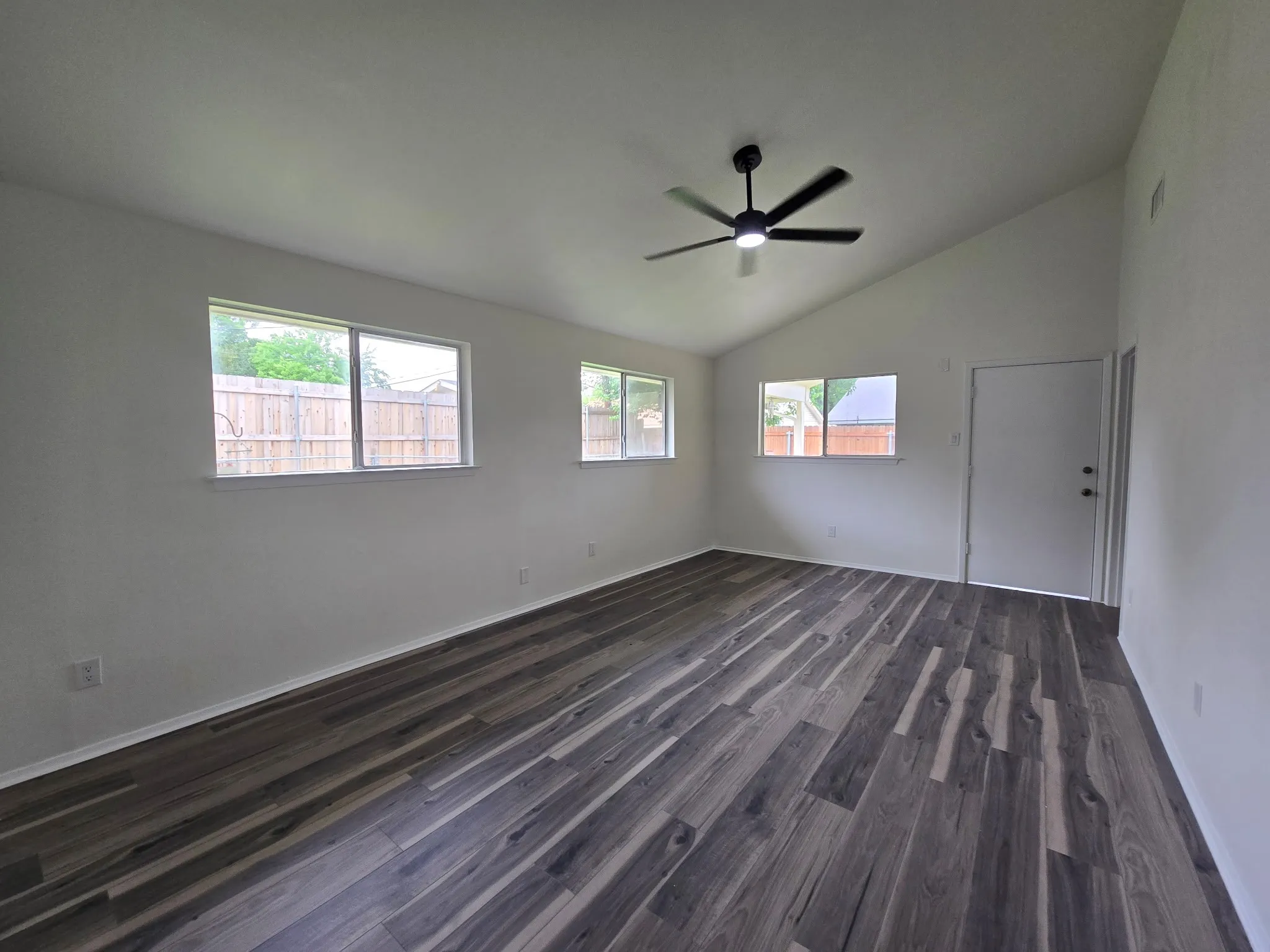 Single Family Residence For Sale in Dallas County , 614 W Grenoble Drive, Grand Prairie, Texas 75052, 5 Bedroom, 2 Bathroom, 2 Garage spaces, 2,226 Sqft, built in 1970, Preowned, mls#21256612, Real Estate Agent in Grand Prairie, Homes For Sale in Dallas county, Homes For Sale in Grand Prairie, Realtor in Grand Prairie Texas, Real Estate Brokerage Independent Realty Texas, Luminita Cordes Realtor