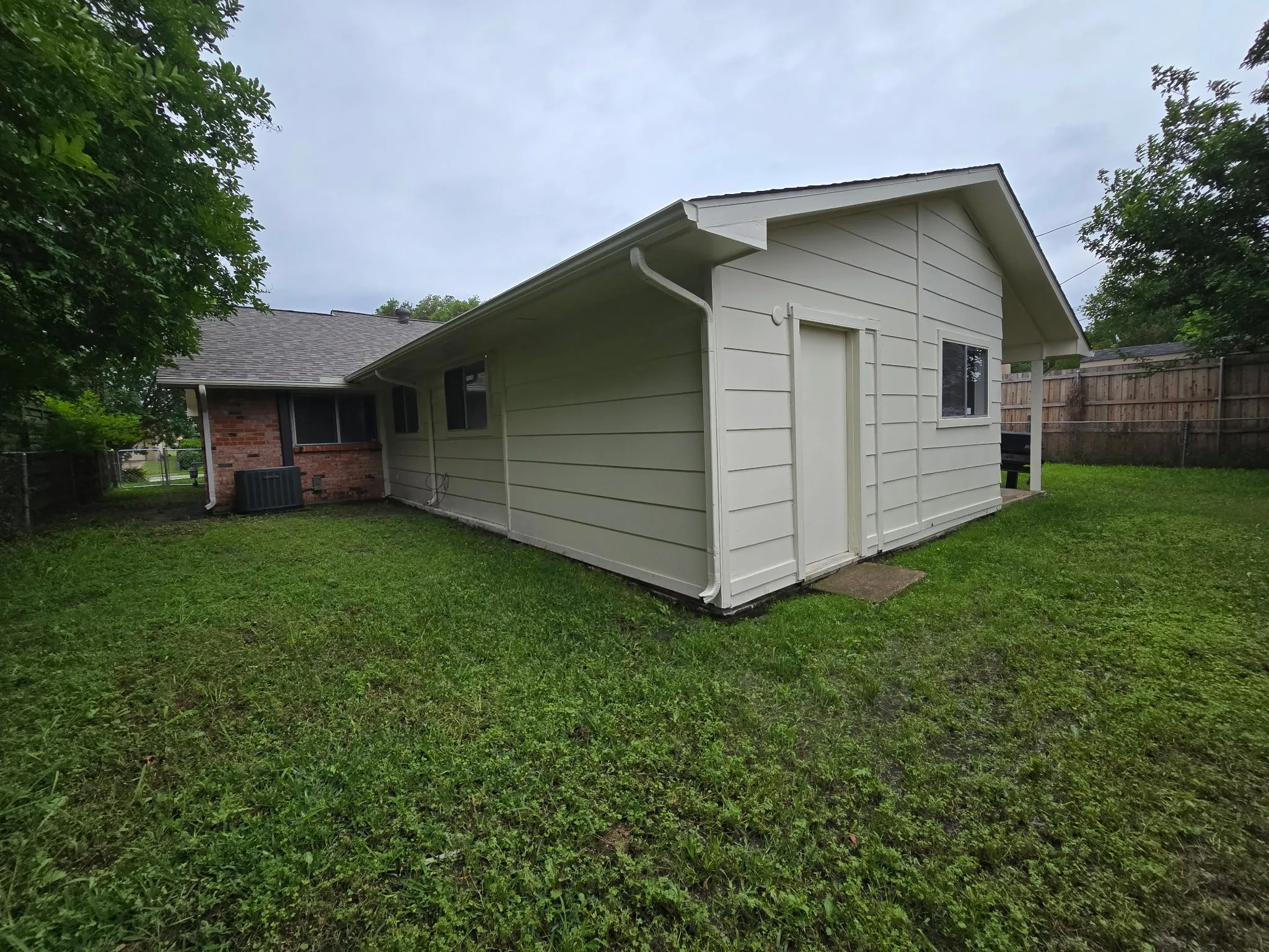 Single Family Residence For Sale in Dallas County , 614 W Grenoble Drive, Grand Prairie, Texas 75052, 5 Bedroom, 2 Bathroom, 2 Garage spaces, 2,226 Sqft, built in 1970, Preowned, mls#21256612, Real Estate Agent in Grand Prairie, Homes For Sale in Dallas county, Homes For Sale in Grand Prairie, Realtor in Grand Prairie Texas, Real Estate Brokerage Independent Realty Texas, Luminita Cordes Realtor