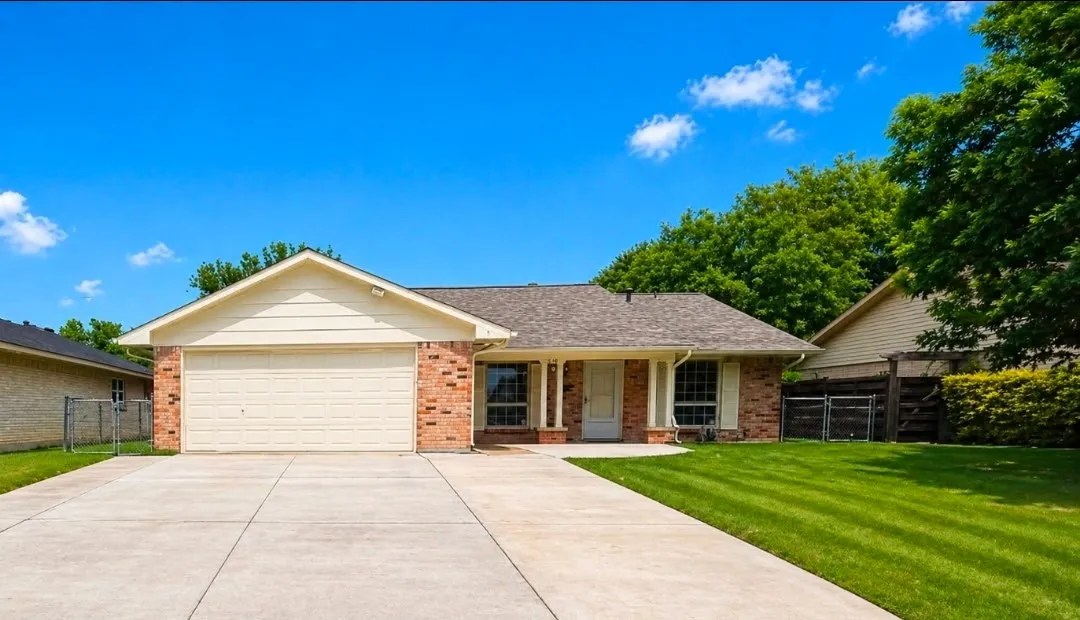 Single Family Residence For Sale in Dallas County , 614 W Grenoble Drive, Grand Prairie, Texas 75052, 5 Bedroom, 2 Bathroom, 2 Garage spaces, 2,226 Sqft, built in 1970, Preowned, mls#21256612, Real Estate Agent in Grand Prairie, Homes For Sale in Dallas county, Homes For Sale in Grand Prairie, Realtor in Grand Prairie Texas, Real Estate Brokerage Independent Realty Texas, Luminita Cordes Realtor