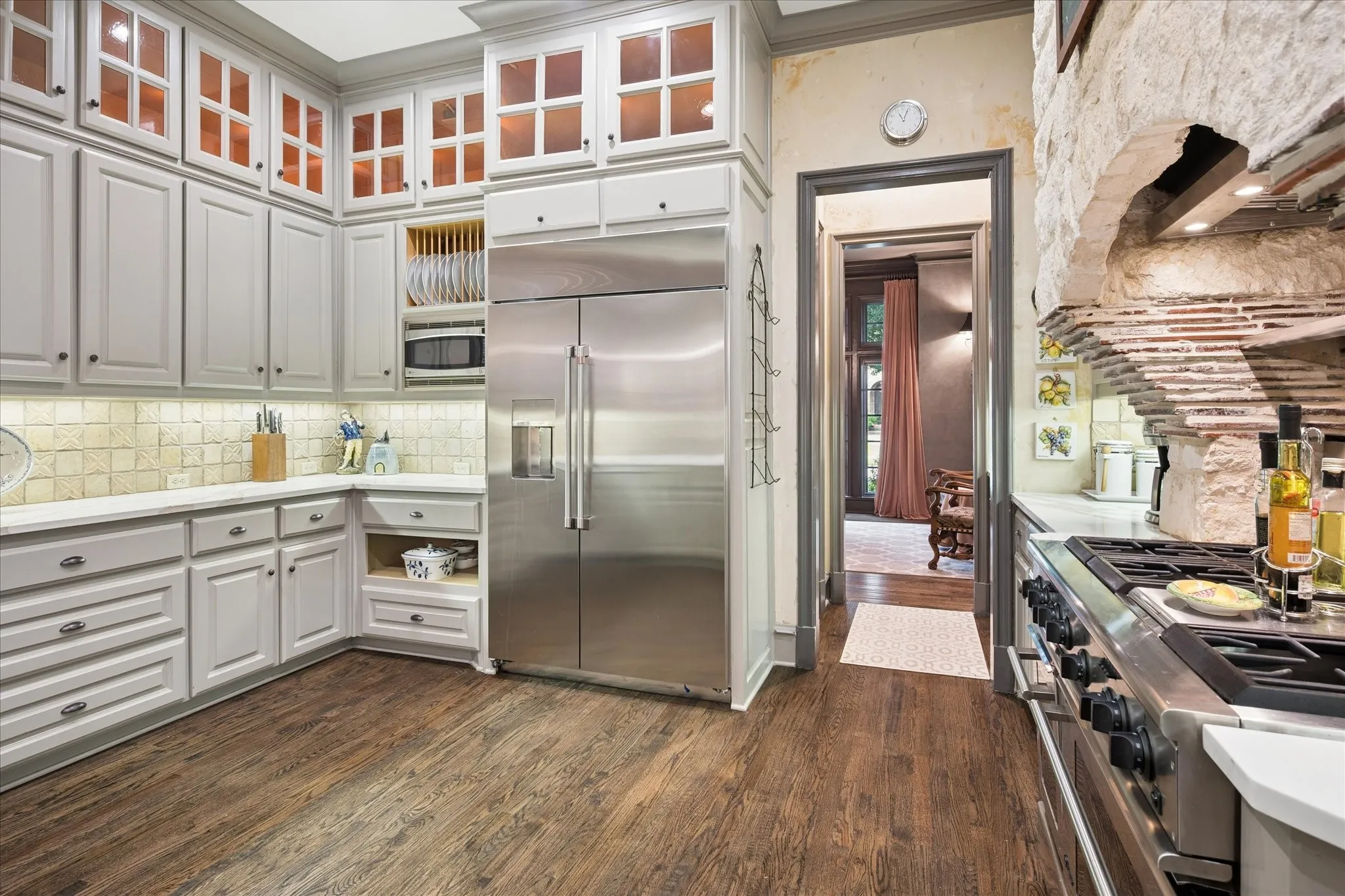 Butlers Pantry to Dining room