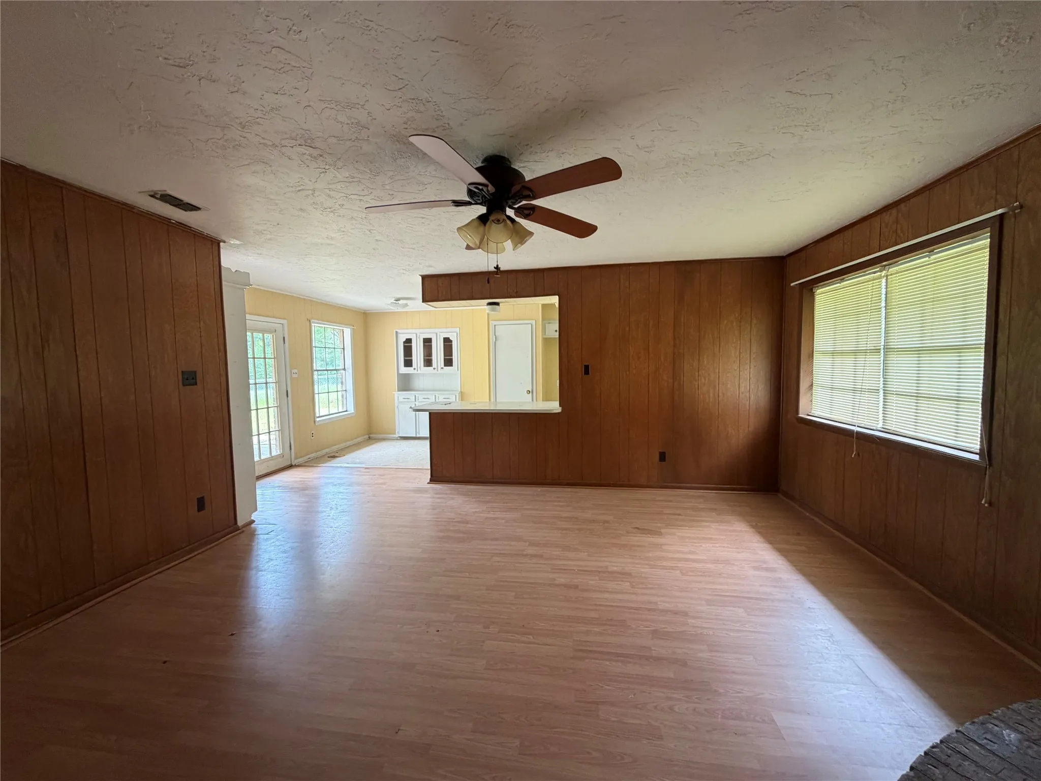 Single Family Residence For Sale in Houston County , 410 Fm 3313, Crockett, Texas 75835, 3 Bedroom, 2 Bathroom, Garage spaces, 1,992 Sqft, built in 1975, mls#21257131, Real Estate Agent in Crockett, Homes For Sale in Houston county, Homes For Sale in Crockett, Realtor in Crockett Texas, Real Estate Brokerage Independent Realty Texas, Luminita Cordes Realtor