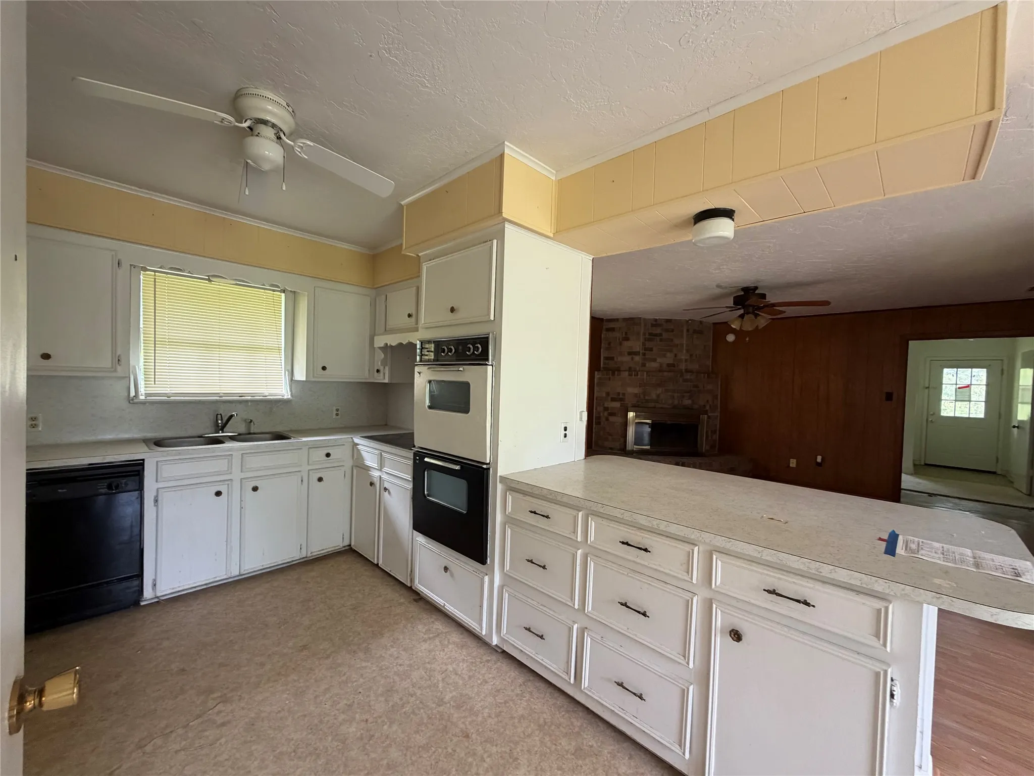 Single Family Residence For Sale in Houston County , 410 Fm 3313, Crockett, Texas 75835, 3 Bedroom, 2 Bathroom, Garage spaces, 1,992 Sqft, built in 1975, mls#21257131, Real Estate Agent in Crockett, Homes For Sale in Houston county, Homes For Sale in Crockett, Realtor in Crockett Texas, Real Estate Brokerage Independent Realty Texas, Luminita Cordes Realtor