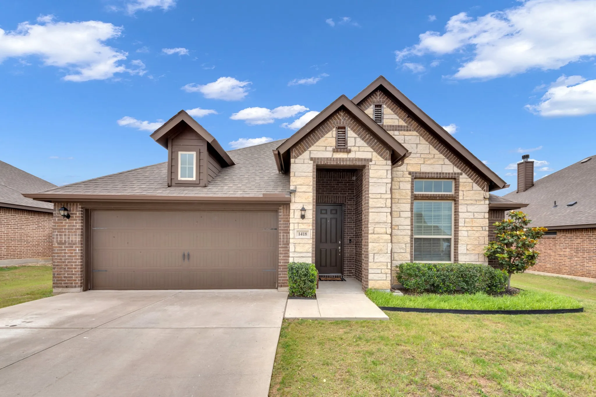 Single Family Residence For Sale in Denton County , 1418 Wagon Wheel Way, Krum, Texas 76249, 3 Bedroom, 2 Bathroom, 2 Garage spaces, 1,964 Sqft, built in 2019, mls#21256089, Real Estate Agent in Krum, Homes For Sale in Denton county, Homes For Sale in Krum, Realtor in Krum Texas, Real Estate Brokerage Independent Realty Texas, Luminita Cordes Realtor