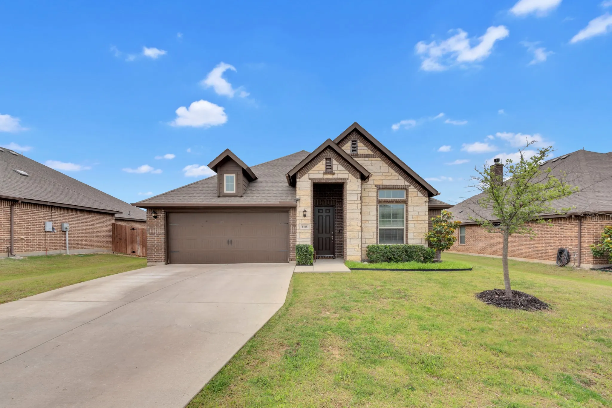 Single Family Residence For Sale in Denton County , 1418 Wagon Wheel Way, Krum, Texas 76249, 3 Bedroom, 2 Bathroom, 2 Garage spaces, 1,964 Sqft, built in 2019, mls#21256089, Real Estate Agent in Krum, Homes For Sale in Denton county, Homes For Sale in Krum, Realtor in Krum Texas, Real Estate Brokerage Independent Realty Texas, Luminita Cordes Realtor