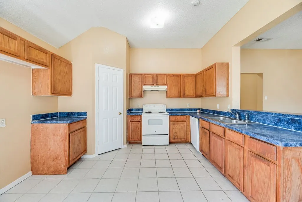 Single Family Residence For Sale in Dallas County , 1019 Balkan Drive, Lancaster, Texas 75134, 4 Bedrooms, 2 Bathrooms, 2 Garage spaces, 1,747 Sqft, built in 2002, Preowned, Price $284,900, mls#21256301, Real Estate Agent in Lancaster, Homes For Sale in Dallas county, Homes For Sale in Lancaster, Realtor in Lancaster Texas, Real Estate Brokerage Independent Realty Texas, Luminita Cordes Realtor
