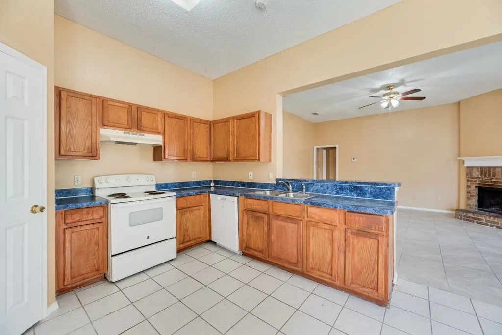 Single Family Residence For Sale in Dallas County , 1019 Balkan Drive, Lancaster, Texas 75134, 4 Bedrooms, 2 Bathrooms, 2 Garage spaces, 1,747 Sqft, built in 2002, Preowned, Price $284,900, mls#21256301, Real Estate Agent in Lancaster, Homes For Sale in Dallas county, Homes For Sale in Lancaster, Realtor in Lancaster Texas, Real Estate Brokerage Independent Realty Texas, Luminita Cordes Realtor
