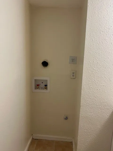 Apartment For Rent in Dallas County , 8127 Stonehurst Street 8, Dallas, Texas 75217, 1 Bedroom, 1 Bathroom, Garage spaces, 450 Sqft, built in 1987, Preowned, Price $950, mls#21256959, Real Estate Agent in Dallas, Homes For Rent in Dallas county, Homes For Rent in Dallas, Realtor in Dallas Texas, Real Estate Brokerage Independent Realty Texas, Luminita Cordes Realtor