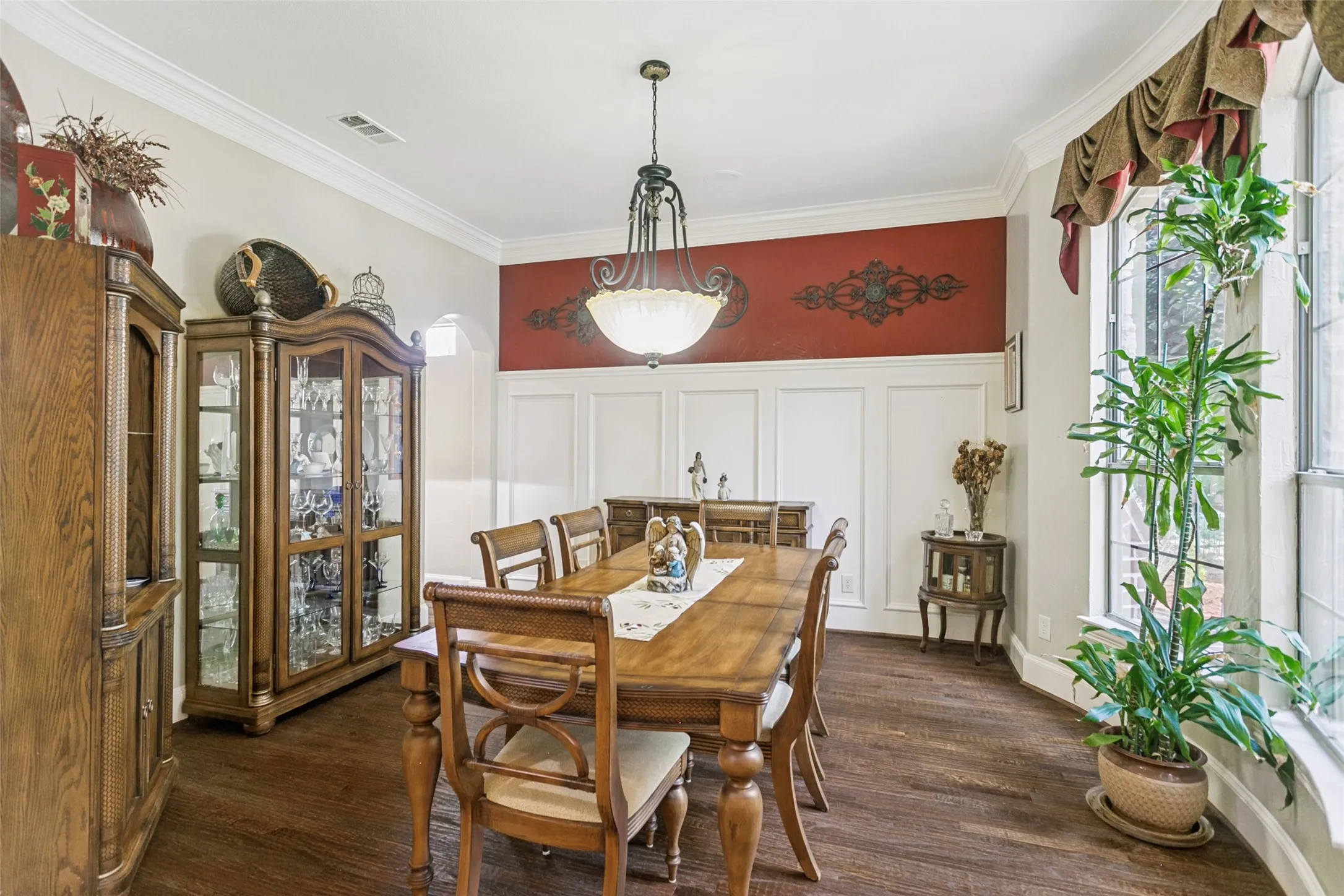 Large Formal Dining with attached Butler's Pantry