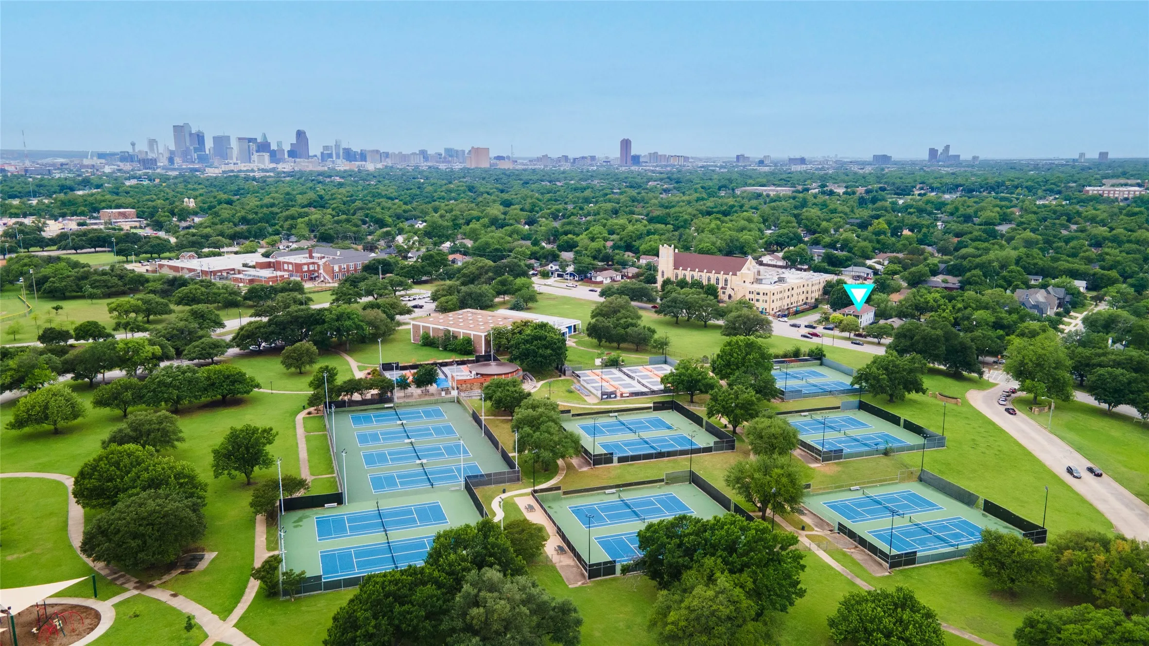 Single Family Residence For Sale in Dallas County , 6303 E Grand Avenue, Dallas, Texas 75223, 6 Bedroom, 3 Bathroom, Garage spaces, 3,366 Sqft, built in 1947, Preowned, mls#21255400, Real Estate Agent in Dallas, Homes For Sale in Dallas county, Homes For Sale in Dallas, Realtor in Dallas Texas, Real Estate Brokerage Independent Realty Texas, Luminita Cordes Realtor