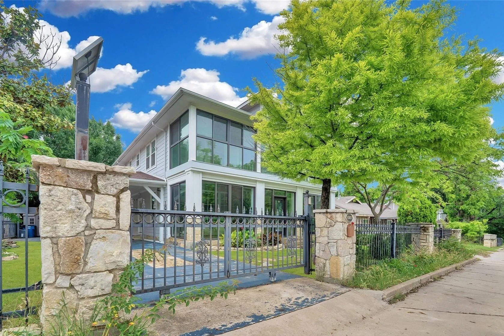 Single Family Residence For Sale in Dallas County , 6303 E Grand Avenue, Dallas, Texas 75223, 6 Bedroom, 3 Bathroom, Garage spaces, 3,366 Sqft, built in 1947, Preowned, mls#21255400, Real Estate Agent in Dallas, Homes For Sale in Dallas county, Homes For Sale in Dallas, Realtor in Dallas Texas, Real Estate Brokerage Independent Realty Texas, Luminita Cordes Realtor