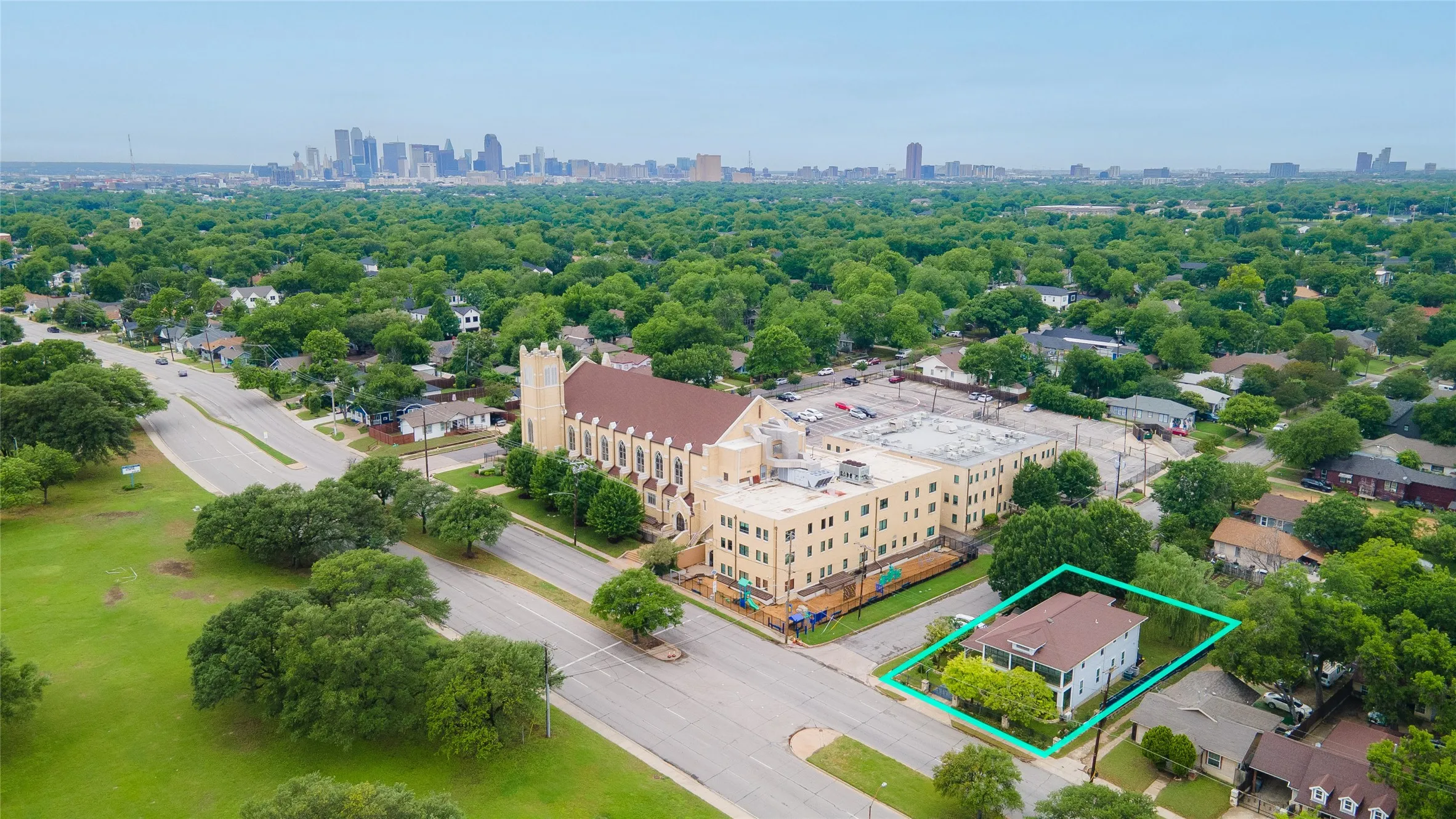 Single Family Residence For Sale in Dallas County , 6303 E Grand Avenue, Dallas, Texas 75223, 6 Bedroom, 3 Bathroom, Garage spaces, 3,366 Sqft, built in 1947, Preowned, mls#21255400, Real Estate Agent in Dallas, Homes For Sale in Dallas county, Homes For Sale in Dallas, Realtor in Dallas Texas, Real Estate Brokerage Independent Realty Texas, Luminita Cordes Realtor
