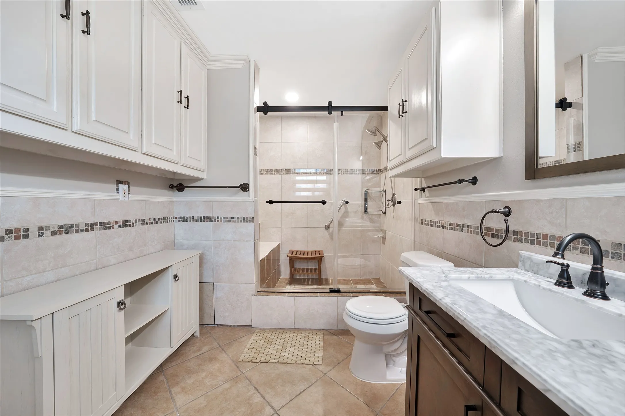 Single Family Residence For Sale in Dallas County , 6303 E Grand Avenue, Dallas, Texas 75223, 6 Bedroom, 3 Bathroom, Garage spaces, 3,366 Sqft, built in 1947, Preowned, mls#21255400, Real Estate Agent in Dallas, Homes For Sale in Dallas county, Homes For Sale in Dallas, Realtor in Dallas Texas, Real Estate Brokerage Independent Realty Texas, Luminita Cordes Realtor
