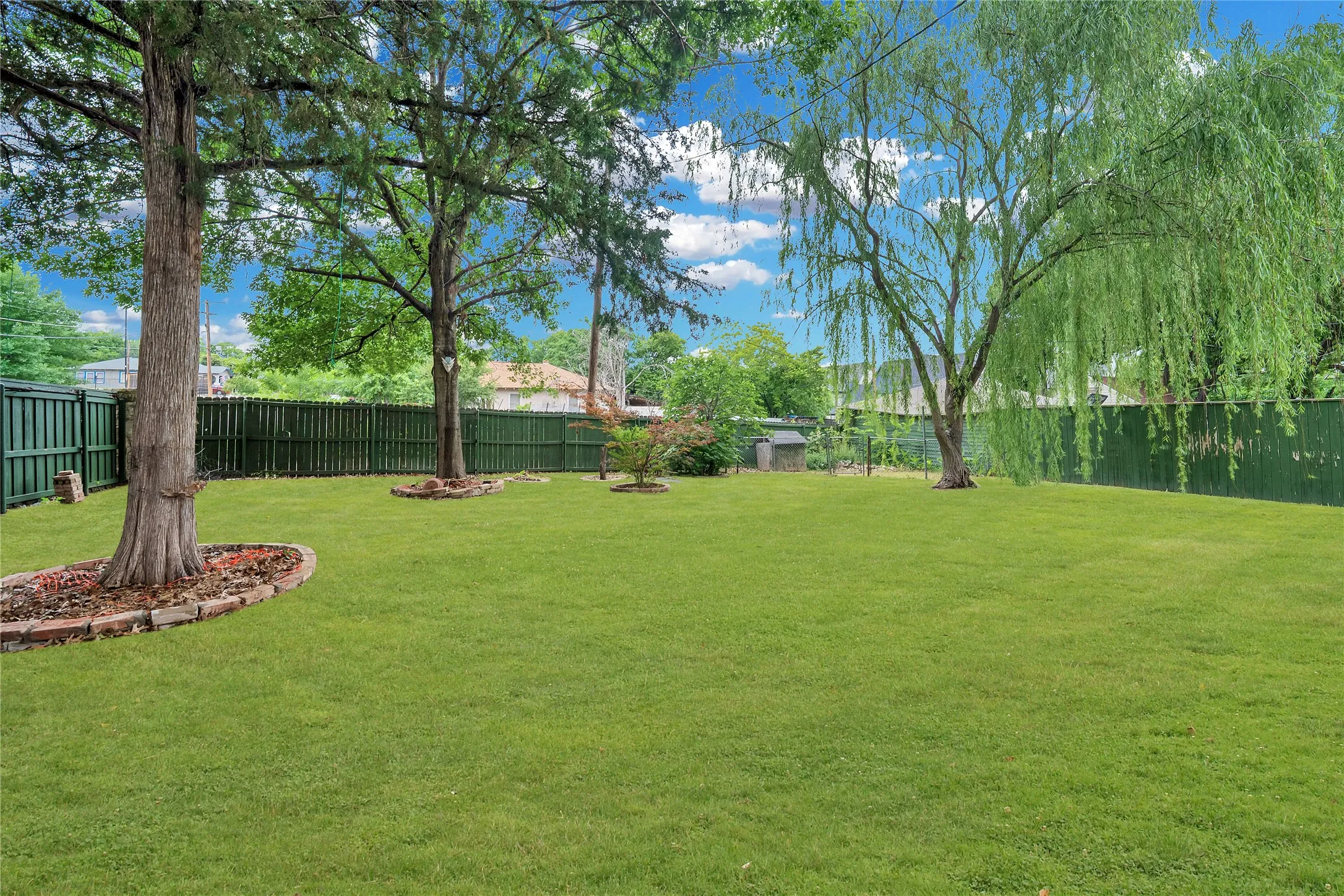 Single Family Residence For Sale in Dallas County , 6303 E Grand Avenue, Dallas, Texas 75223, 6 Bedroom, 3 Bathroom, Garage spaces, 3,366 Sqft, built in 1947, Preowned, mls#21255400, Real Estate Agent in Dallas, Homes For Sale in Dallas county, Homes For Sale in Dallas, Realtor in Dallas Texas, Real Estate Brokerage Independent Realty Texas, Luminita Cordes Realtor